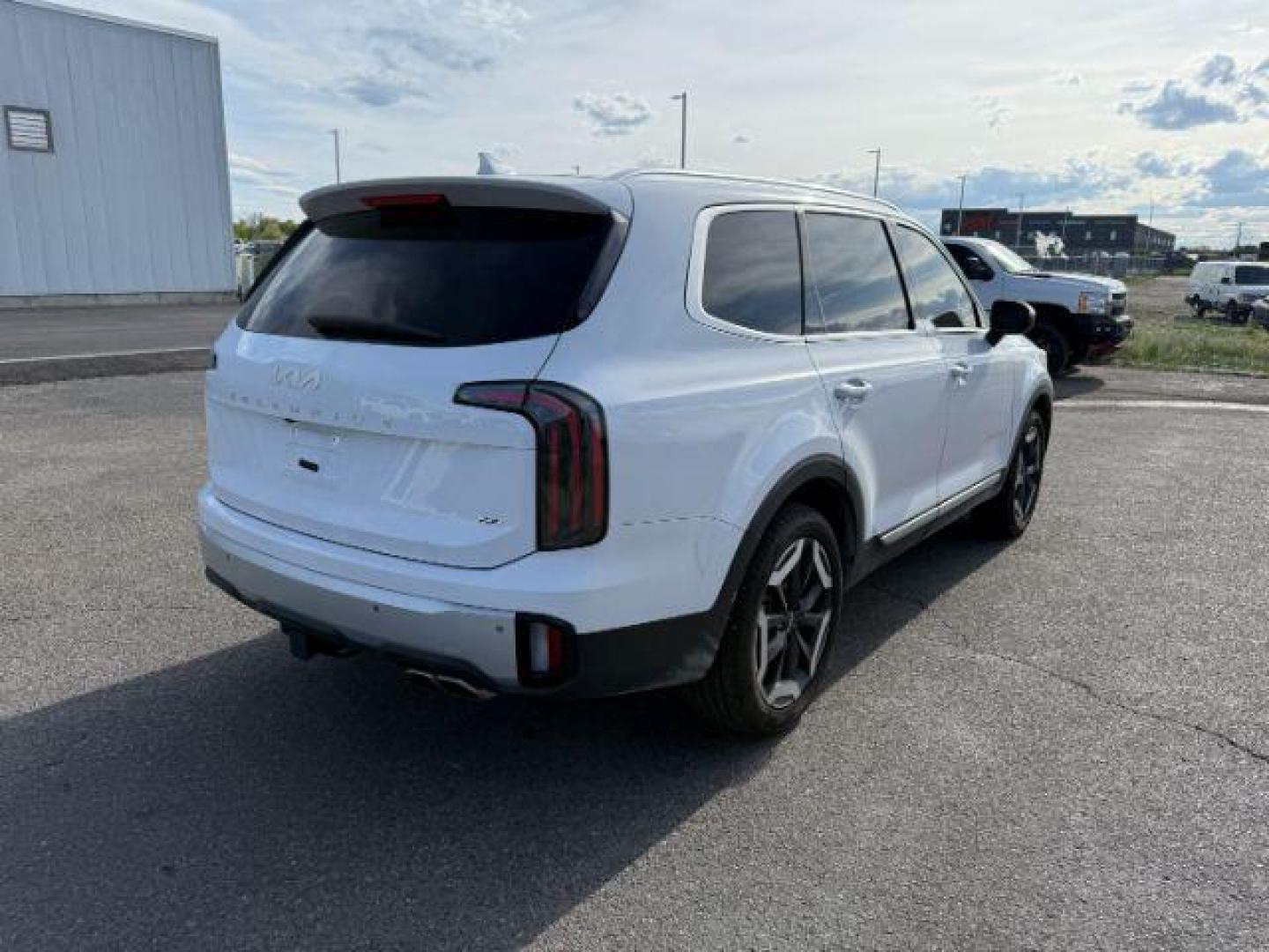 2024 WHITE /Black Kia Telluride EX (5XYP3DGCXRG) with an LAMBDA II 3.8L V-6 gasoline direct injection engine, AUTOMATIC transmission, located at 1235 N Woodruff Ave., Idaho Falls, 83401, (208) 523-1053, 43.507172, -112.000488 - At Timberline Auto, finding a great deal on your next vehicle is always easy! Our experienced sales staff's goal is to help find you the right vehicle at the right price! Our knowledgeable finance department has options for almost any credit score. We offer extended service contract options to prote - Photo#7