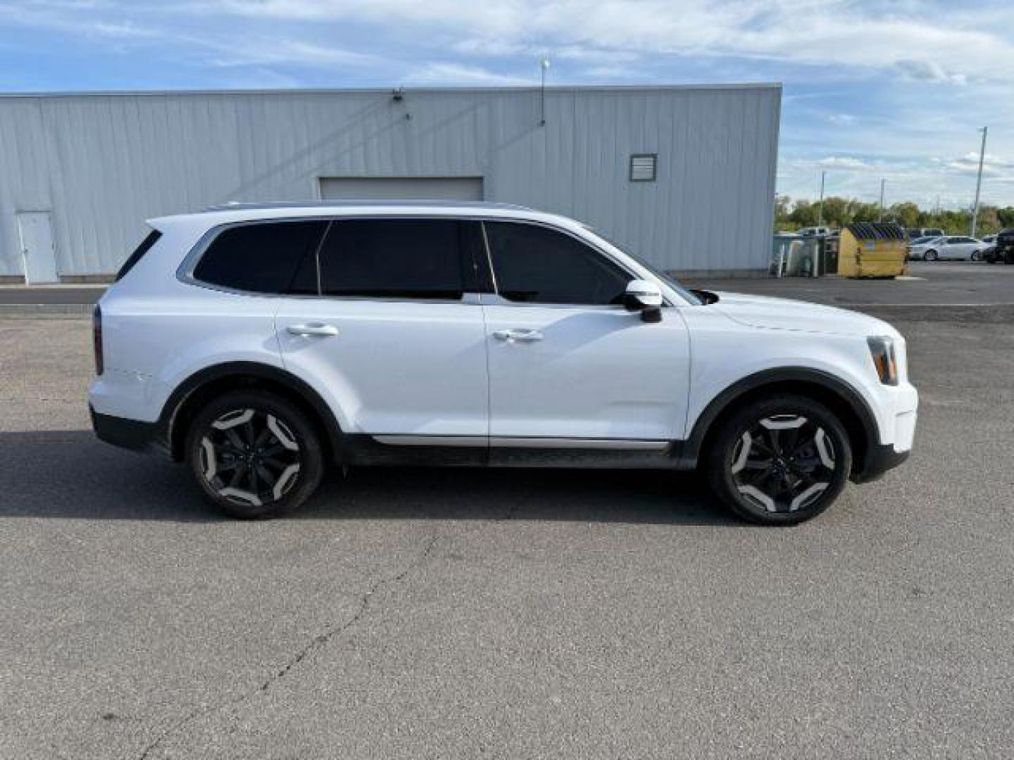 2024 WHITE /Black Kia Telluride EX (5XYP3DGCXRG) with an LAMBDA II 3.8L V-6 gasoline direct injection engine, AUTOMATIC transmission, located at 1235 N Woodruff Ave., Idaho Falls, 83401, (208) 523-1053, 43.507172, -112.000488 - At Timberline Auto, finding a great deal on your next vehicle is always easy! Our experienced sales staff's goal is to help find you the right vehicle at the right price! Our knowledgeable finance department has options for almost any credit score. We offer extended service contract options to prote - Photo#8