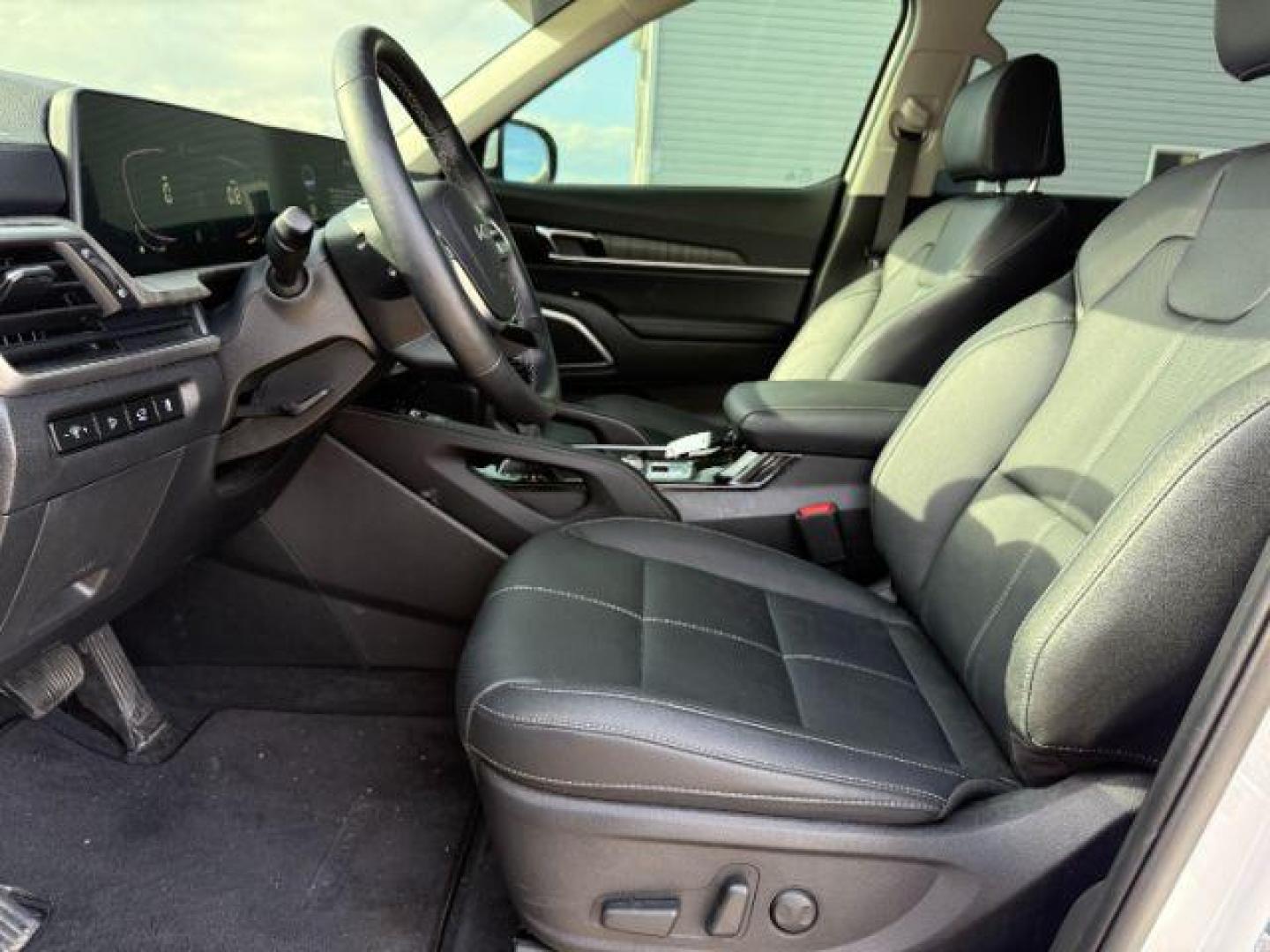 2024 WHITE /Black Kia Telluride EX (5XYP3DGCXRG) with an LAMBDA II 3.8L V-6 gasoline direct injection engine, AUTOMATIC transmission, located at 1235 N Woodruff Ave., Idaho Falls, 83401, (208) 523-1053, 43.507172, -112.000488 - At Timberline Auto, finding a great deal on your next vehicle is always easy! Our experienced sales staff's goal is to help find you the right vehicle at the right price! Our knowledgeable finance department has options for almost any credit score. We offer extended service contract options to prote - Photo#12