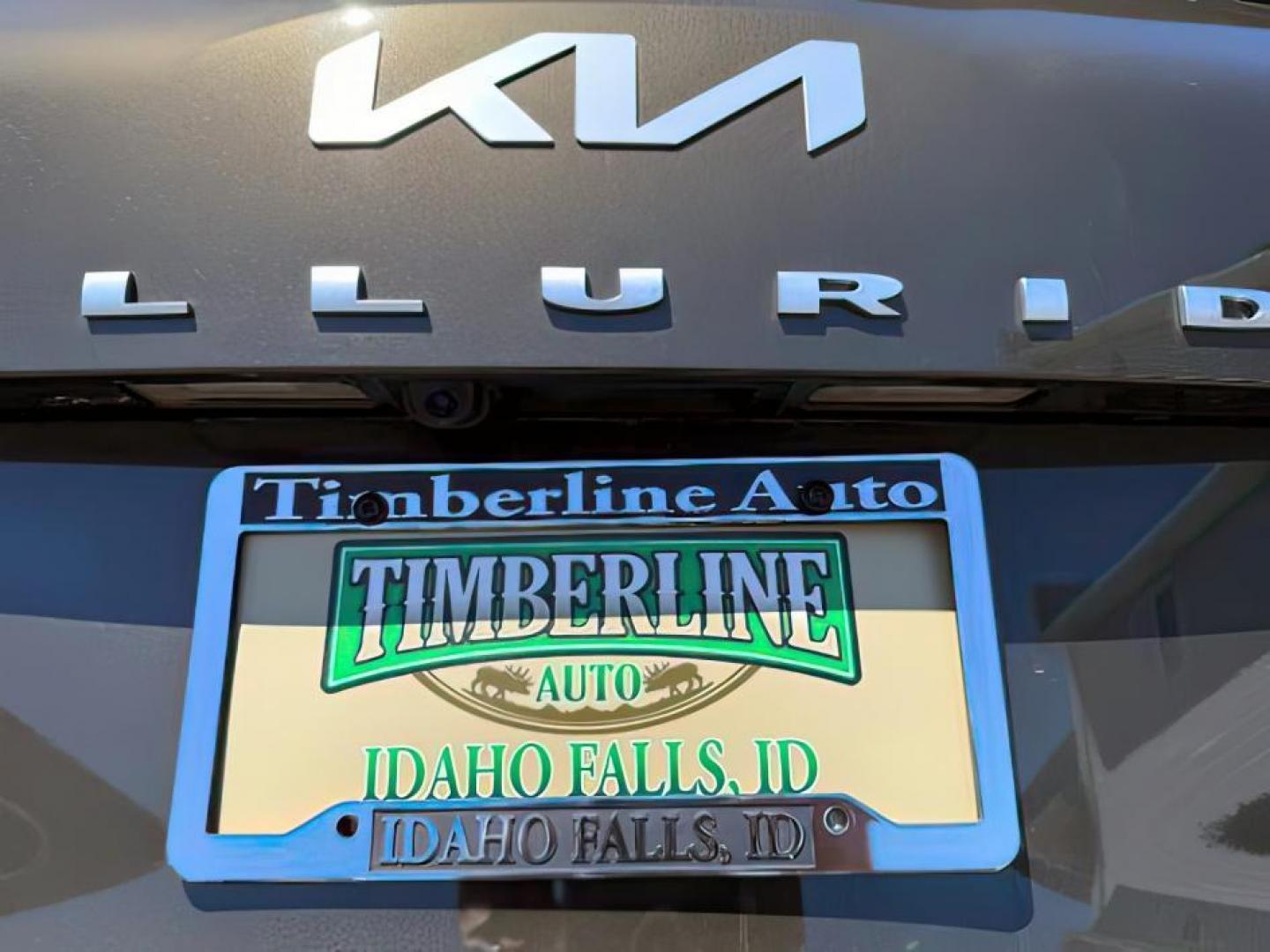 2022 Glacial White Pearl /Black KIA Telluride (5XYP5DHC8NG) with an LAMBDA II 38L V-6 gasoline direct injection engine, Automatic transmission, located at 1175 N Woodruff Ave, Idaho Falls, ID, 83401, 43.506901, -111.999657 - At Timberline Auto, finding a great deal on your next vehicle is always easy! Our experienced sales staff's goal is to help find you the right vehicle at the right price! Our knowledgeable finance department has options for almost any credit score. We offer extended service contract options to prote - Photo#4