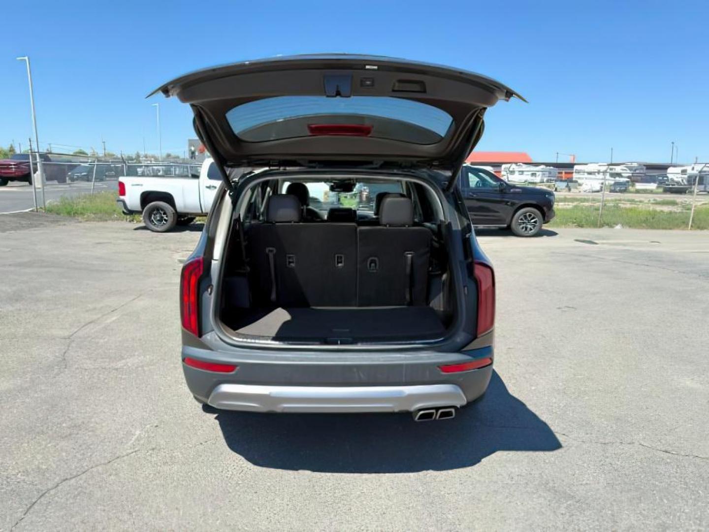 2022 Glacial White Pearl /Black KIA Telluride (5XYP5DHC8NG) with an LAMBDA II 38L V-6 gasoline direct injection engine, Automatic transmission, located at 1175 N Woodruff Ave, Idaho Falls, ID, 83401, 43.506901, -111.999657 - At Timberline Auto, finding a great deal on your next vehicle is always easy! Our experienced sales staff's goal is to help find you the right vehicle at the right price! Our knowledgeable finance department has options for almost any credit score. We offer extended service contract options to prote - Photo#5