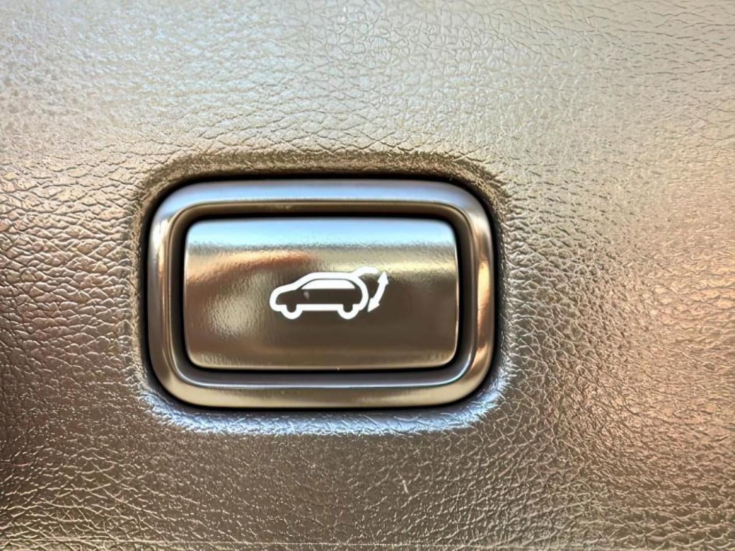 2022 Glacial White Pearl /Black KIA Telluride (5XYP5DHC8NG) with an LAMBDA II 38L V-6 gasoline direct injection engine, Automatic transmission, located at 1175 N Woodruff Ave, Idaho Falls, ID, 83401, 43.506901, -111.999657 - At Timberline Auto, finding a great deal on your next vehicle is always easy! Our experienced sales staff's goal is to help find you the right vehicle at the right price! Our knowledgeable finance department has options for almost any credit score. We offer extended service contract options to prote - Photo#6