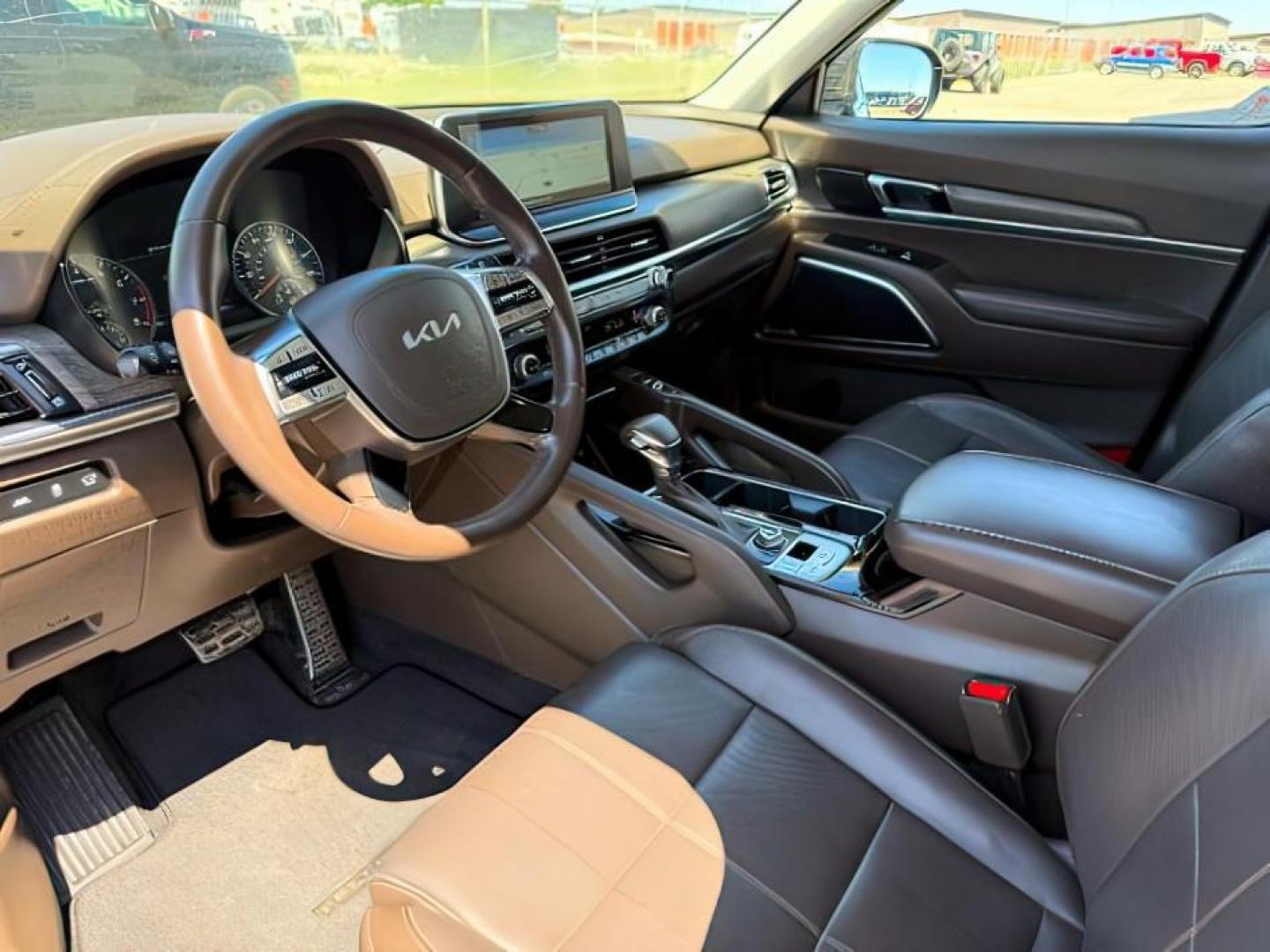 2022 Glacial White Pearl /Black KIA Telluride (5XYP5DHC8NG) with an LAMBDA II 38L V-6 gasoline direct injection engine, Automatic transmission, located at 1175 N Woodruff Ave, Idaho Falls, ID, 83401, 43.506901, -111.999657 - At Timberline Auto, finding a great deal on your next vehicle is always easy! Our experienced sales staff's goal is to help find you the right vehicle at the right price! Our knowledgeable finance department has options for almost any credit score. We offer extended service contract options to prote - Photo#14