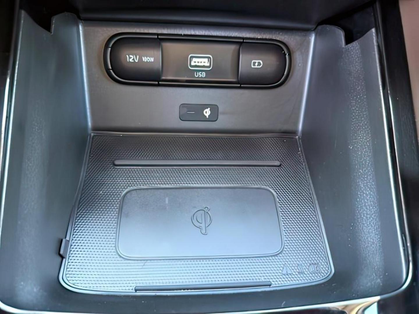 2022 Glacial White Pearl /Black KIA Telluride (5XYP5DHC8NG) with an LAMBDA II 38L V-6 gasoline direct injection engine, Automatic transmission, located at 1175 N Woodruff Ave, Idaho Falls, ID, 83401, 43.506901, -111.999657 - At Timberline Auto, finding a great deal on your next vehicle is always easy! Our experienced sales staff's goal is to help find you the right vehicle at the right price! Our knowledgeable finance department has options for almost any credit score. We offer extended service contract options to prote - Photo#18