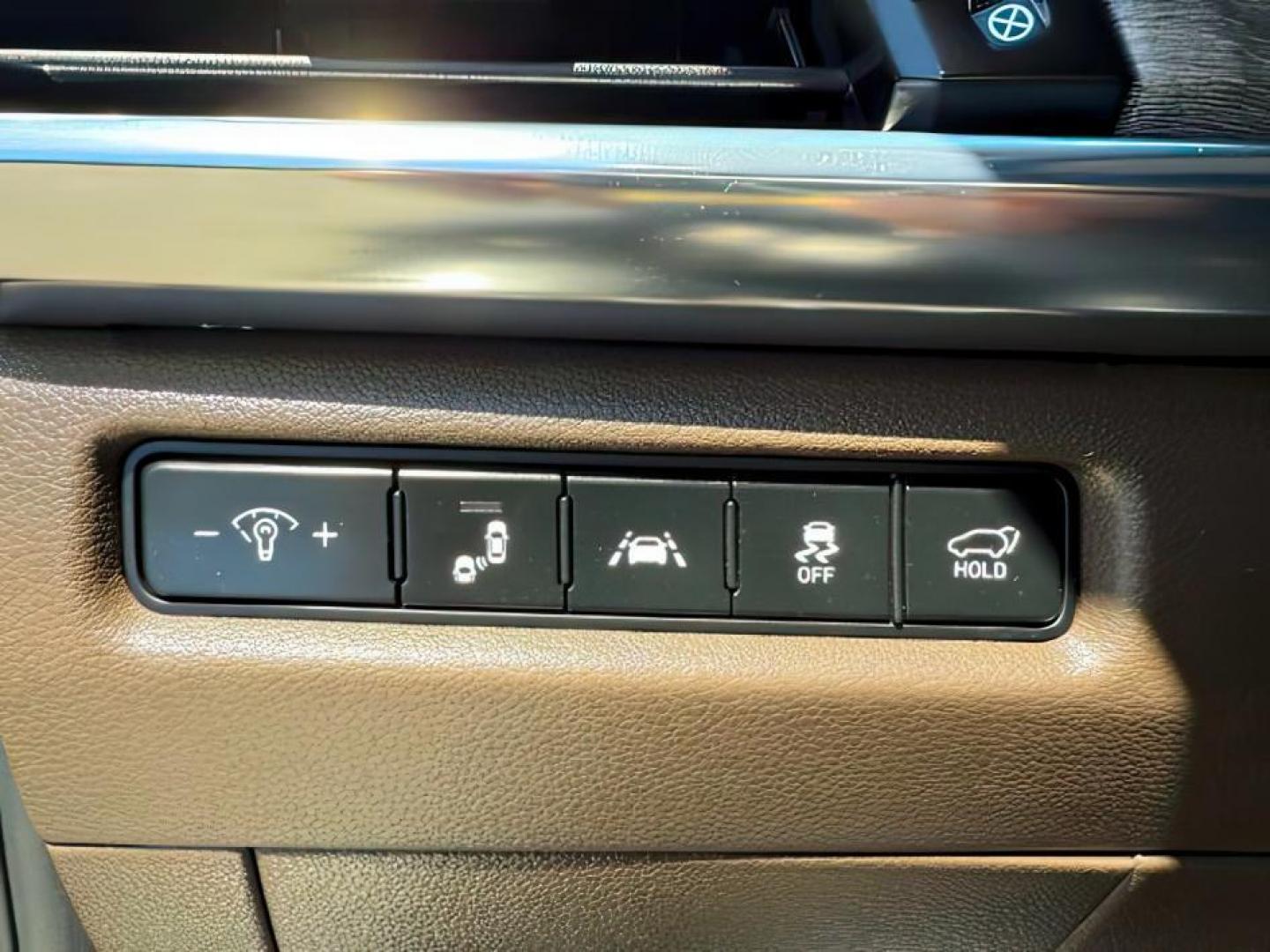 2022 Glacial White Pearl /Black KIA Telluride (5XYP5DHC8NG) with an LAMBDA II 38L V-6 gasoline direct injection engine, Automatic transmission, located at 1175 N Woodruff Ave, Idaho Falls, ID, 83401, 43.506901, -111.999657 - At Timberline Auto, finding a great deal on your next vehicle is always easy! Our experienced sales staff's goal is to help find you the right vehicle at the right price! Our knowledgeable finance department has options for almost any credit score. We offer extended service contract options to prote - Photo#21