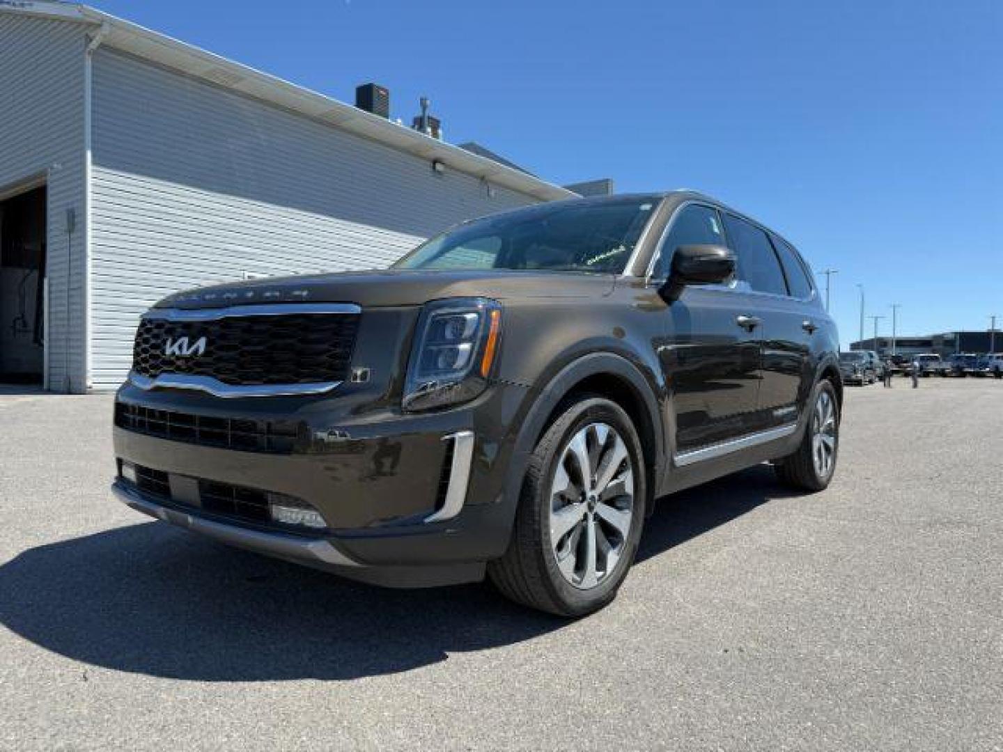 2022 BROWN /Brown Kia Telluride SX (5XYP5DHC8NG) with an LAMBDA II 3.8L V-6 gasoline direct injection engine, AUTOMATIC transmission, located at 1235 N Woodruff Ave., Idaho Falls, 83401, (208) 523-1053, 43.507172, -112.000488 - Photo#0