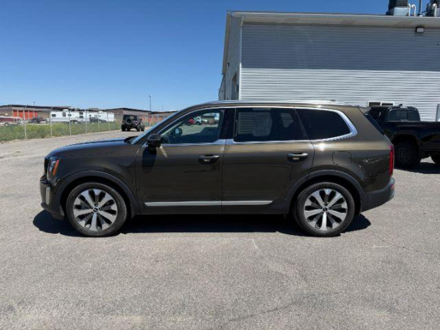 2022 BROWN /Brown Kia Telluride SX (5XYP5DHC8NG) with an LAMBDA II 3.8L V-6 gasoline direct injection engine, AUTOMATIC transmission, located at 1235 N Woodruff Ave., Idaho Falls, 83401, (208) 523-1053, 43.507172, -112.000488 - Photo#1