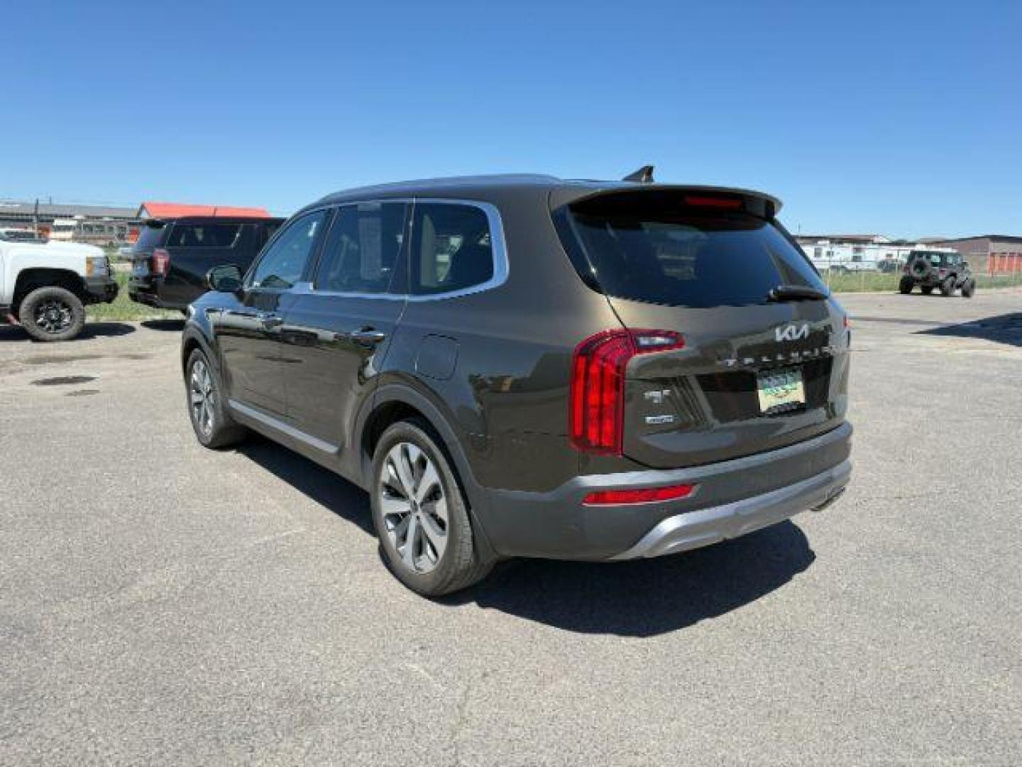 2022 BROWN /Brown Kia Telluride SX (5XYP5DHC8NG) with an LAMBDA II 3.8L V-6 gasoline direct injection engine, AUTOMATIC transmission, located at 1235 N Woodruff Ave., Idaho Falls, 83401, (208) 523-1053, 43.507172, -112.000488 - Photo#2