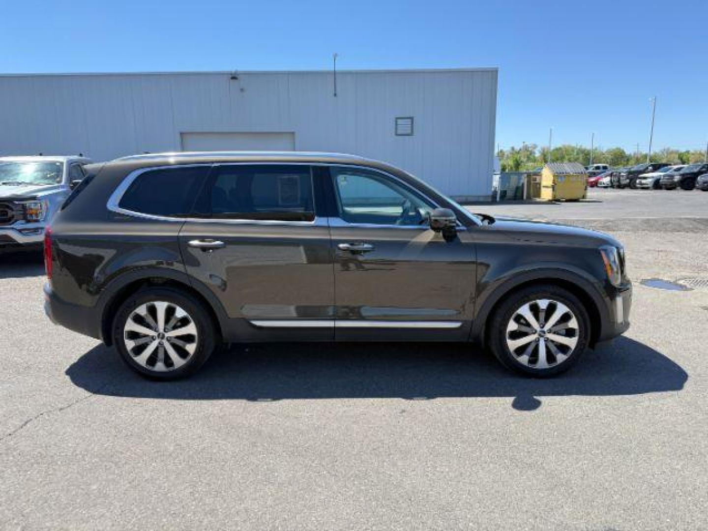 2022 BROWN /Brown Kia Telluride SX (5XYP5DHC8NG) with an LAMBDA II 3.8L V-6 gasoline direct injection engine, AUTOMATIC transmission, located at 1235 N Woodruff Ave., Idaho Falls, 83401, (208) 523-1053, 43.507172, -112.000488 - Photo#8