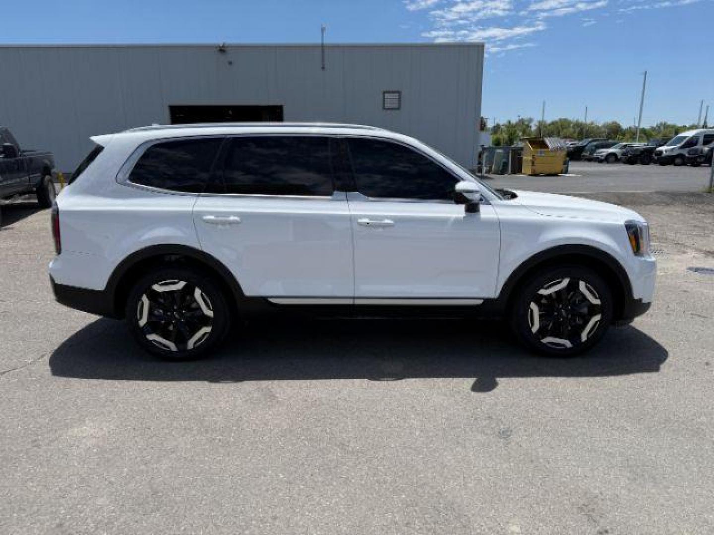 2022 Glacial White Pearl /Black KIA Telluride (5XYP5DHC8NG) with an LAMBDA II 38L V-6 gasoline direct injection engine, Automatic transmission, located at 1175 N Woodruff Ave, Idaho Falls, ID, 83401, 43.506901, -111.999657 - At Timberline Auto, finding a great deal on your next vehicle is always easy! Our experienced sales staff's goal is to help find you the right vehicle at the right price! Our knowledgeable finance department has options for almost any credit score. We offer extended service contract options to prote - Photo#38