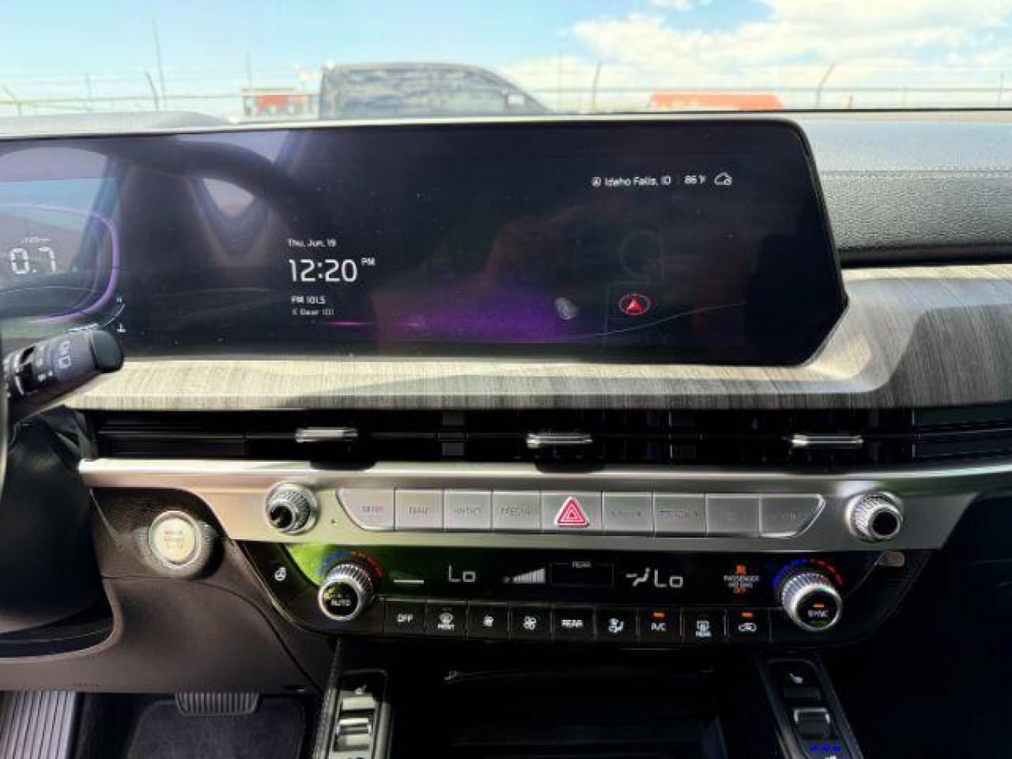 2022 Glacial White Pearl /Black KIA Telluride (5XYP5DHC8NG) with an LAMBDA II 38L V-6 gasoline direct injection engine, Automatic transmission, located at 1175 N Woodruff Ave, Idaho Falls, ID, 83401, 43.506901, -111.999657 - At Timberline Auto, finding a great deal on your next vehicle is always easy! Our experienced sales staff's goal is to help find you the right vehicle at the right price! Our knowledgeable finance department has options for almost any credit score. We offer extended service contract options to prote - Photo#45