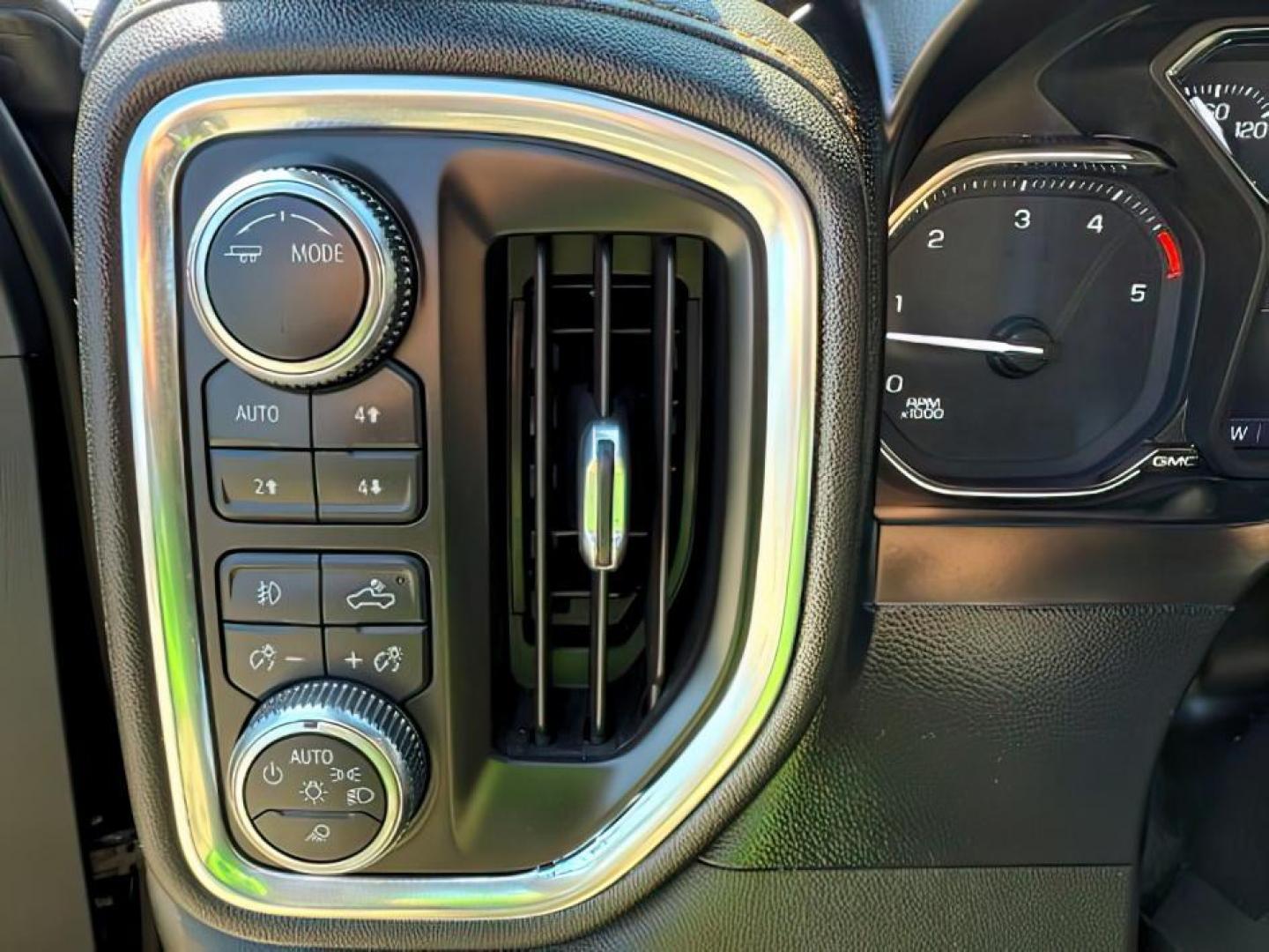 2021 Onyx Black /Jet Black w/Kalahari Accents GMC Sierra 2500HD 4WD Crew Cab Long Bed AT4 (1GT49PEY0MF) with an Duramax 6.6L V-8 diesel direct injection engine, AUTOMATIC transmission, located at 1235 N Woodruff Ave., Idaho Falls, 83401, (208) 523-1053, 43.507172, -112.000488 - At Timberline Auto, finding a great deal on your next vehicle is always easy! Our experienced sales staff's goal is to help find you the right vehicle at the right price! Our knowledgeable finance department has options for almost any credit score. We offer extended service contract options to prote - Photo#20