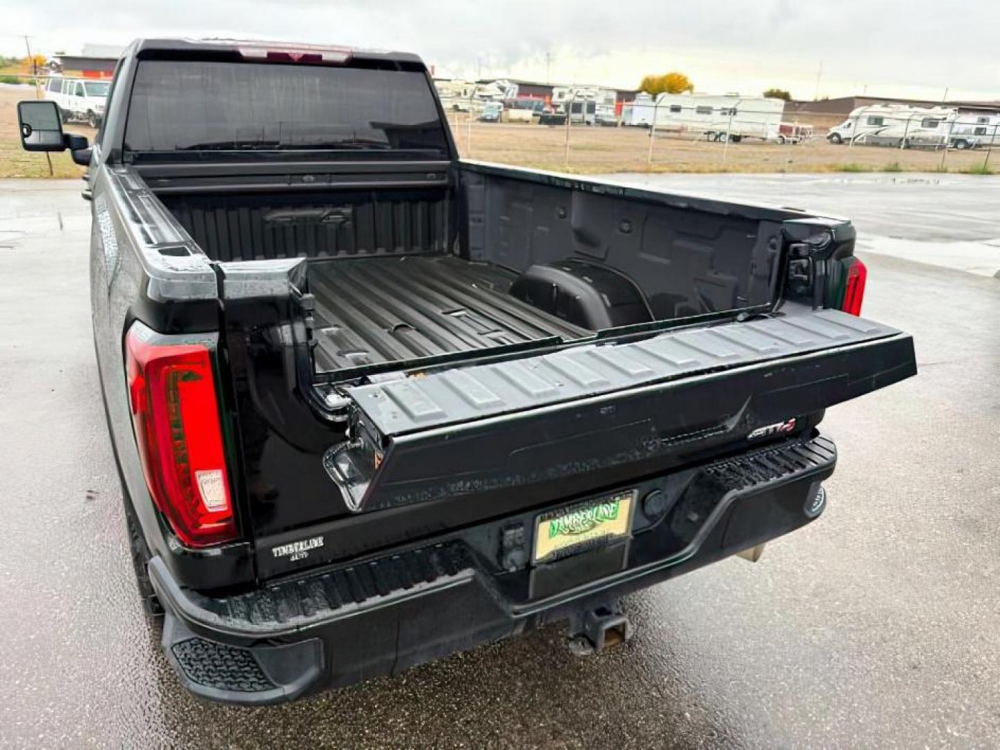 2021 Onyx Black /Jet Black w/Kalahari Accents GMC Sierra 2500HD (1GT49PEY0MF) with an Duramax 66L V-8 diesel direct injection engine, Automatic transmission, located at 1175 N Woodruff Ave, Idaho Falls, ID, 83401, 43.506901, -111.999657 - At Timberline Auto, finding a great deal on your next vehicle is always easy! Our experienced sales staff's goal is to help find you the right vehicle at the right price! Our knowledgeable finance department has options for almost any credit score. We offer extended service contract options to prote - Photo#5
