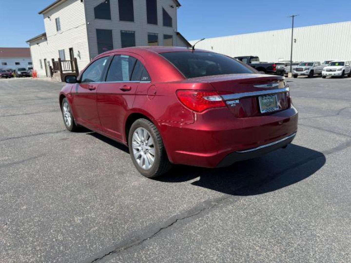 2013 RED /CLOTH Chrysler 200 SE (1C3CCBAB7DN) with an 2.4 engine, AUTOMATIC transmission, located at 1235 N Woodruff Ave., Idaho Falls, 83401, (208) 523-1053, 43.507172, -112.000488 - At Timberline Auto, finding a great deal on your next vehicle is always easy! Our experienced sales staff's goal is to help find you the right vehicle at the right price! Our knowledgeable finance department has options for almost any credit score. We offer extended service contract options to prote - Photo#19