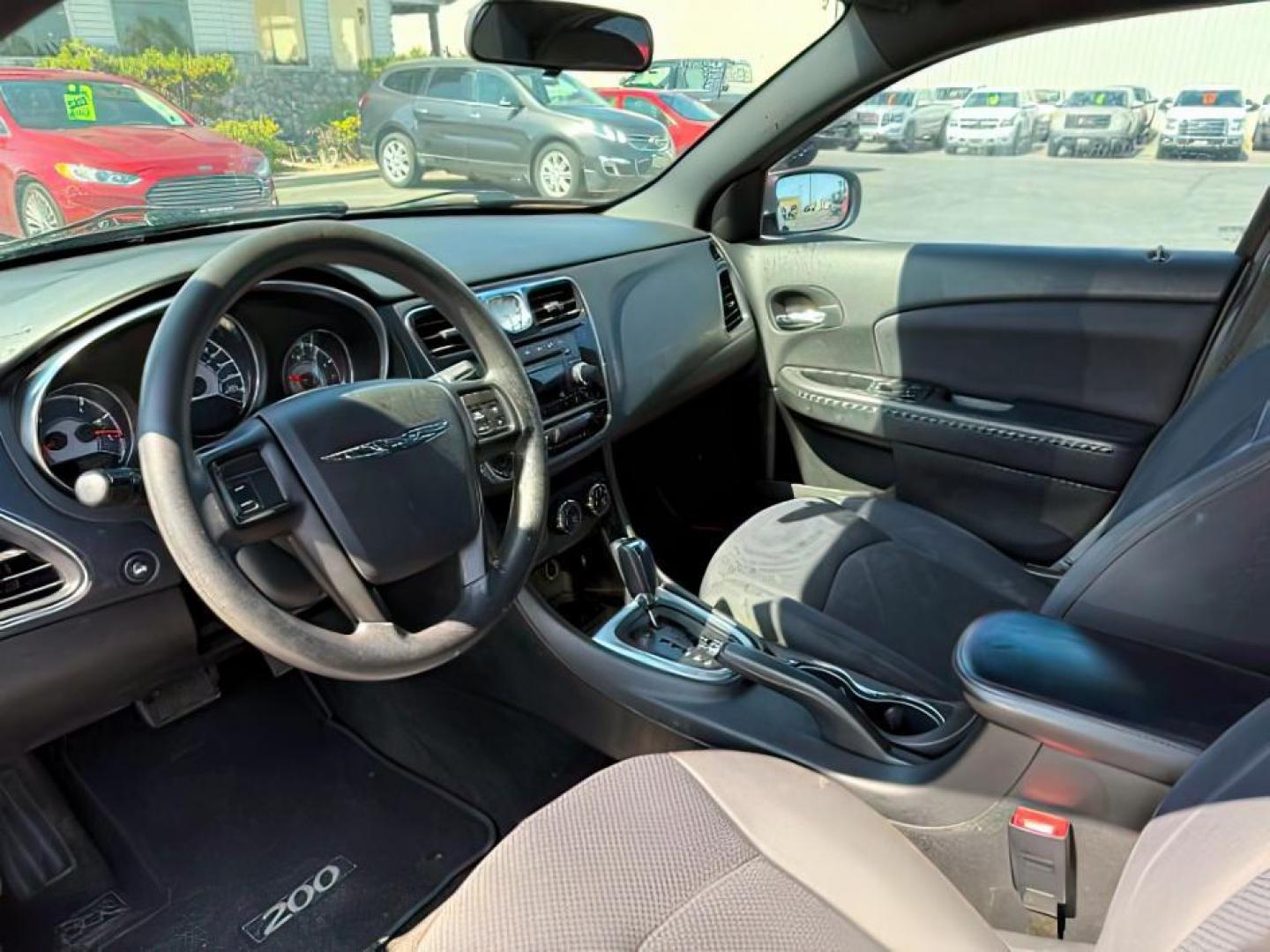 2013 RED /CLOTH Chrysler 200 SE (1C3CCBAB7DN) with an 2.4 engine, AUTOMATIC transmission, located at 1235 N Woodruff Ave., Idaho Falls, 83401, (208) 523-1053, 43.507172, -112.000488 - At Timberline Auto, finding a great deal on your next vehicle is always easy! Our experienced sales staff's goal is to help find you the right vehicle at the right price! Our knowledgeable finance department has options for almost any credit score. We offer extended service contract options to prote - Photo#9
