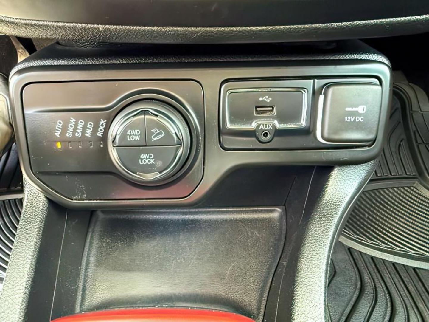 2018 BLACK /CLOTH Jeep Renegade (ZACCJBCB0JJ) with an 24 engine, Automatic transmission, located at 1175 N Woodruff Ave, Idaho Falls, ID, 83401, 43.506901, -111.999657 - At Timberline Auto, finding a great deal on your next vehicle is always easy! Our experienced sales staff's goal is to help find you the right vehicle at the right price! Our knowledgeable finance department has options for almost any credit score. We offer extended service contract options to prote - Photo#15