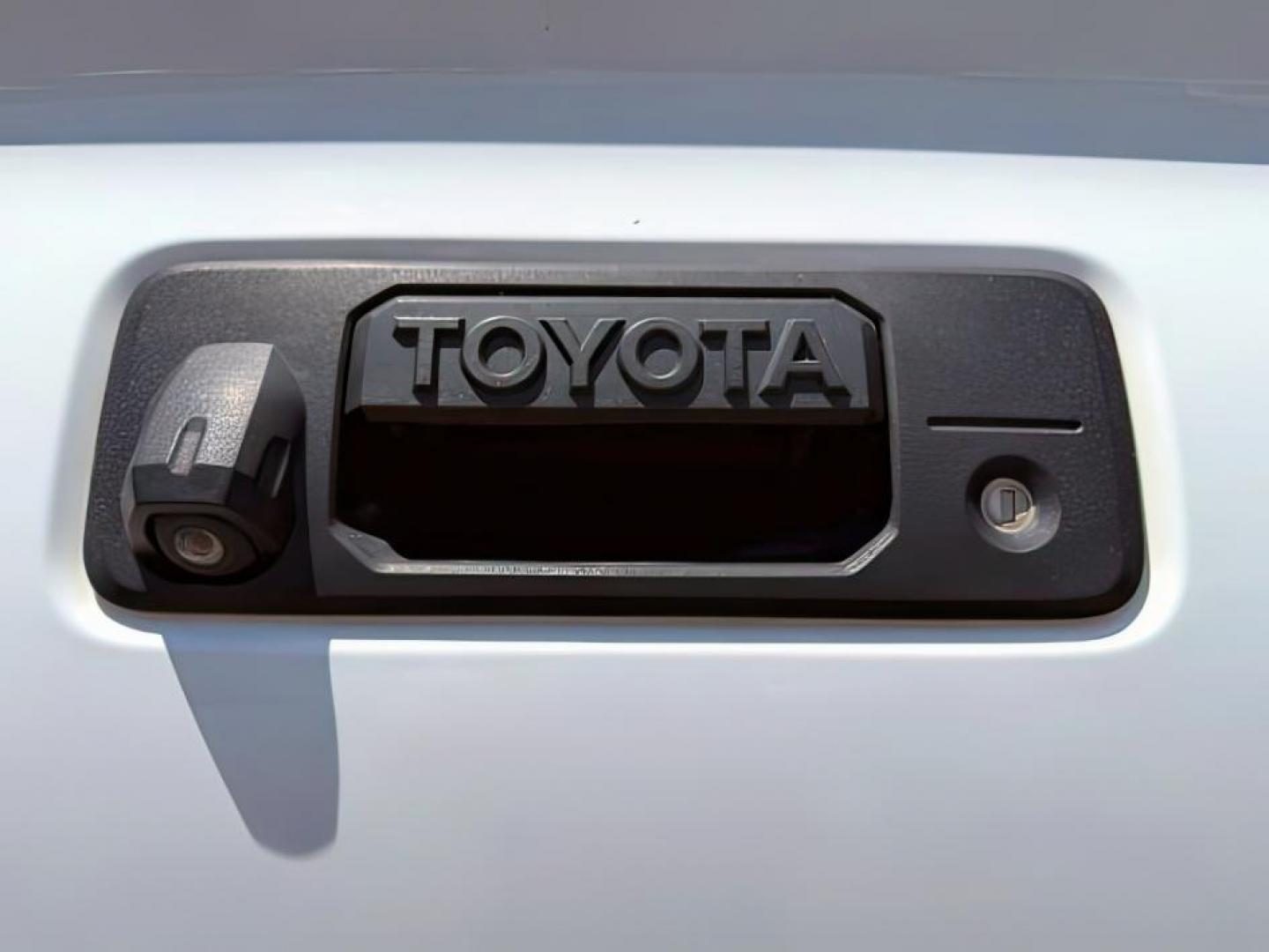 2017 WHITE /CLOTH Toyota Tacoma (3TMCZ5AN1HM) with an 35L V-6 portdirect injection engine, Automatic transmission, located at 1175 N Woodruff Ave, Idaho Falls, ID, 83401, 43.506901, -111.999657 - At Timberline Auto, finding a great deal on your next vehicle is always easy! Our experienced sales staff's goal is to help find you the right vehicle at the right price! Our knowledgeable finance department has options for almost any credit score. We offer extended service contract options to prote - Photo#4