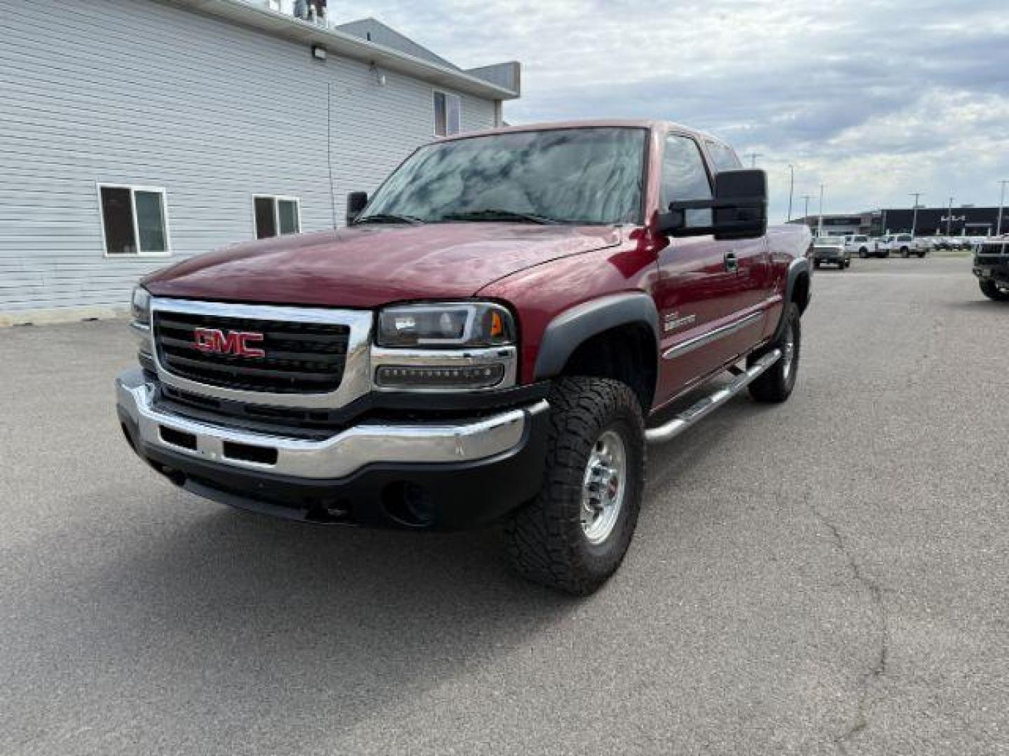 2005 RED /Dark Pewter GMC Sierra 2500HD (1GTHK29295E) with an 66 engine, Automatic transmission, located at 1175 N Woodruff Ave, Idaho Falls, ID, 83401, 43.506901, -111.999657 - At Timberline Auto, finding a great deal on your next vehicle is always easy! Our experienced sales staff's goal is to help find you the right vehicle at the right price! Our knowledgeable finance department has options for almost any credit score. We offer extended service contract options to prote - Photo#19