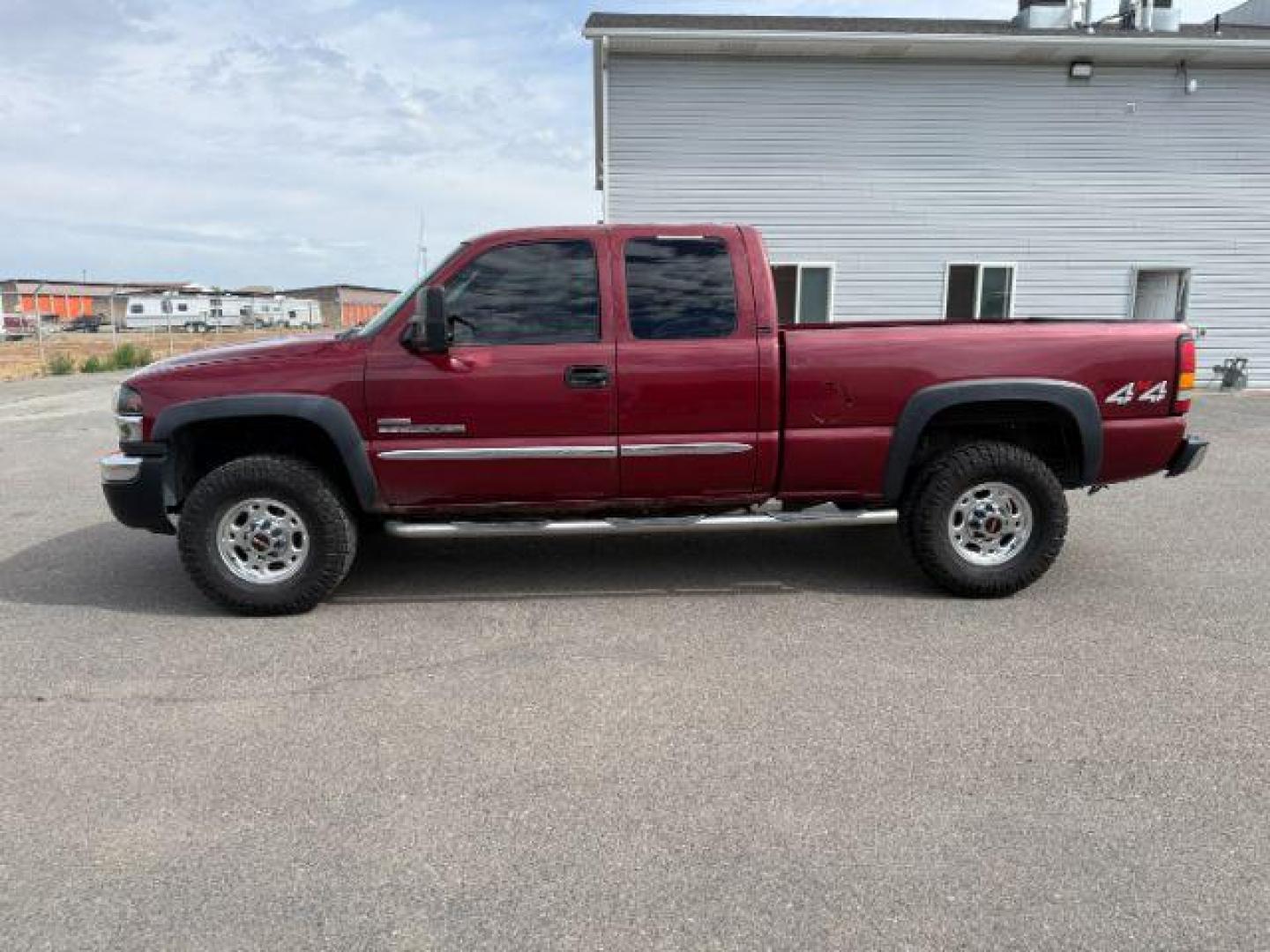2005 RED /Dark Pewter GMC Sierra 2500HD (1GTHK29295E) with an 66 engine, Automatic transmission, located at 1175 N Woodruff Ave, Idaho Falls, ID, 83401, 43.506901, -111.999657 - At Timberline Auto, finding a great deal on your next vehicle is always easy! Our experienced sales staff's goal is to help find you the right vehicle at the right price! Our knowledgeable finance department has options for almost any credit score. We offer extended service contract options to prote - Photo#20