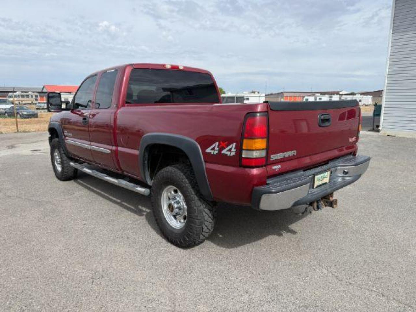 2005 RED /Dark Pewter GMC Sierra 2500HD (1GTHK29295E) with an 66 engine, Automatic transmission, located at 1175 N Woodruff Ave, Idaho Falls, ID, 83401, 43.506901, -111.999657 - At Timberline Auto, finding a great deal on your next vehicle is always easy! Our experienced sales staff's goal is to help find you the right vehicle at the right price! Our knowledgeable finance department has options for almost any credit score. We offer extended service contract options to prote - Photo#21