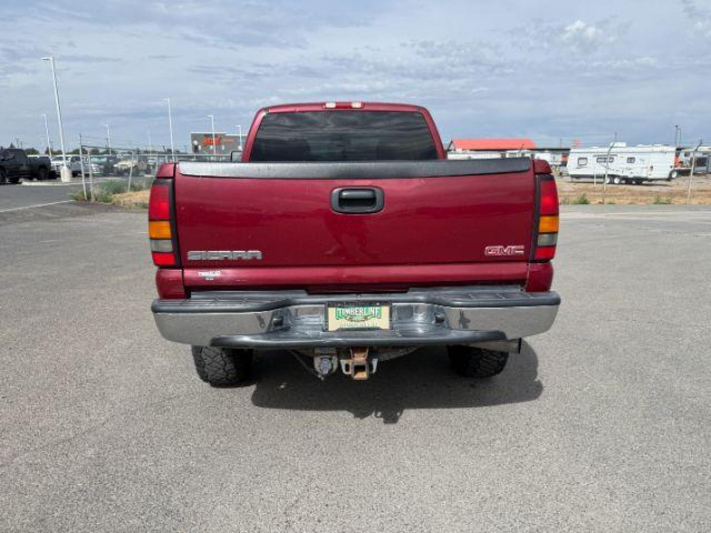 2005 RED /Dark Pewter GMC Sierra 2500HD (1GTHK29295E) with an 66 engine, Automatic transmission, located at 1175 N Woodruff Ave, Idaho Falls, ID, 83401, 43.506901, -111.999657 - At Timberline Auto, finding a great deal on your next vehicle is always easy! Our experienced sales staff's goal is to help find you the right vehicle at the right price! Our knowledgeable finance department has options for almost any credit score. We offer extended service contract options to prote - Photo#22