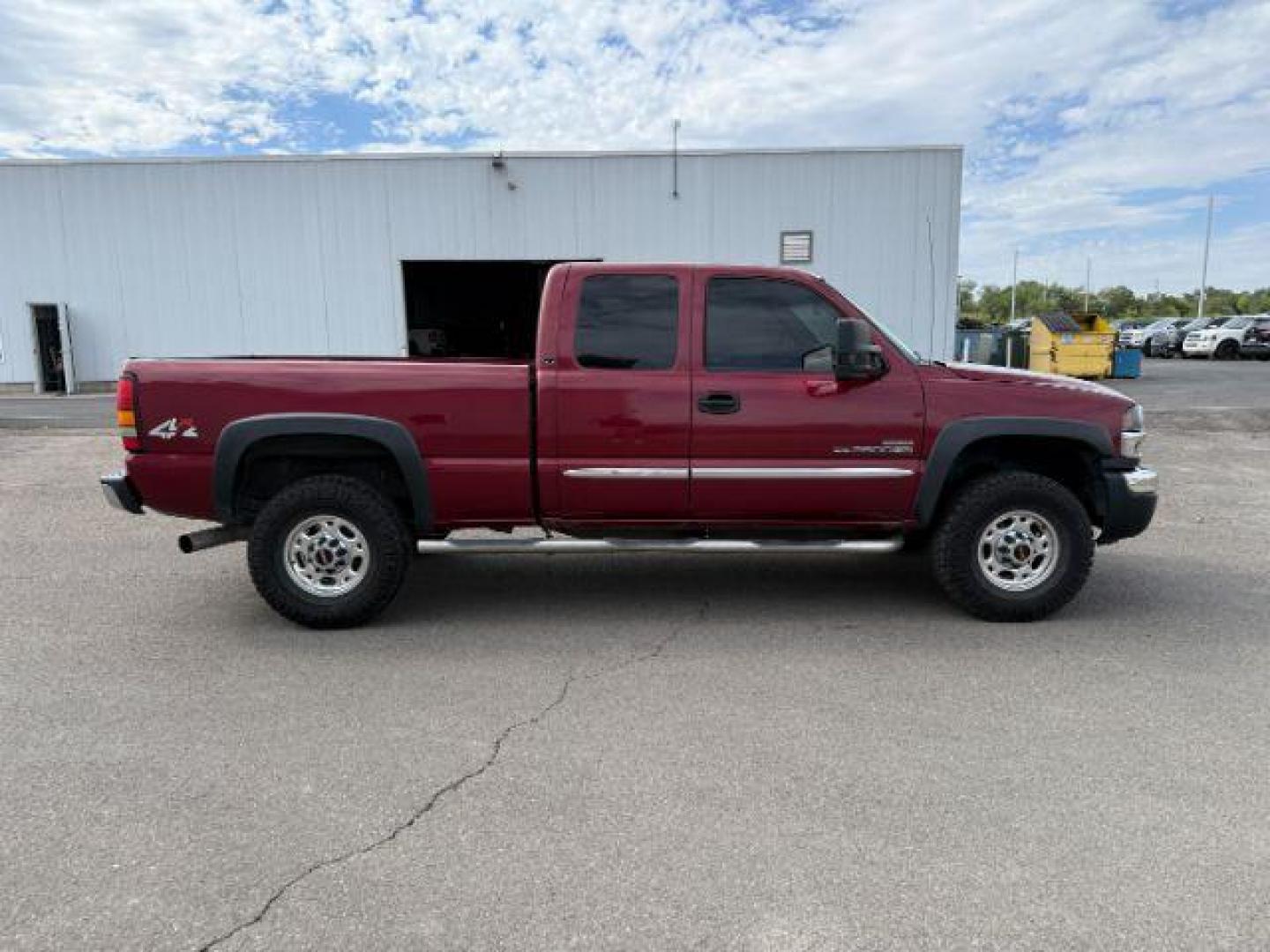 2005 RED /Dark Pewter GMC Sierra 2500HD (1GTHK29295E) with an 66 engine, Automatic transmission, located at 1175 N Woodruff Ave, Idaho Falls, ID, 83401, 43.506901, -111.999657 - At Timberline Auto, finding a great deal on your next vehicle is always easy! Our experienced sales staff's goal is to help find you the right vehicle at the right price! Our knowledgeable finance department has options for almost any credit score. We offer extended service contract options to prote - Photo#24