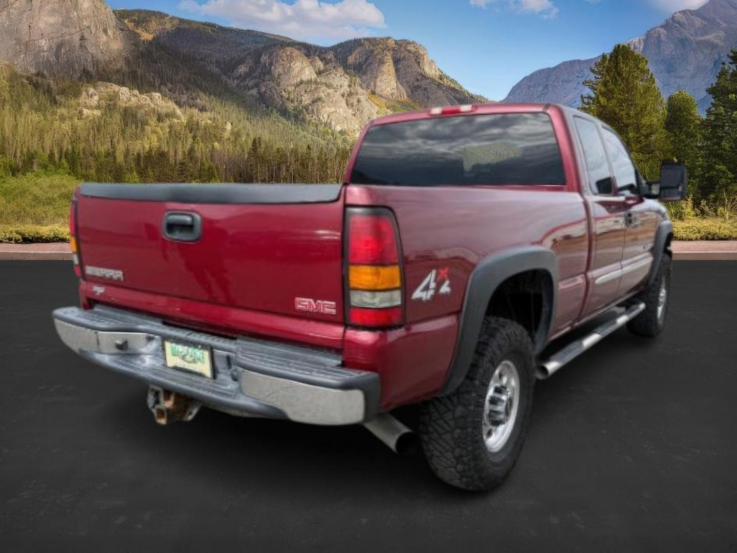 2005 RED /Dark Pewter GMC Sierra 2500HD (1GTHK29295E) with an 66 engine, Automatic transmission, located at 1175 N Woodruff Ave, Idaho Falls, ID, 83401, 43.506901, -111.999657 - At Timberline Auto, finding a great deal on your next vehicle is always easy! Our experienced sales staff's goal is to help find you the right vehicle at the right price! Our knowledgeable finance department has options for almost any credit score. We offer extended service contract options to prote - Photo#4