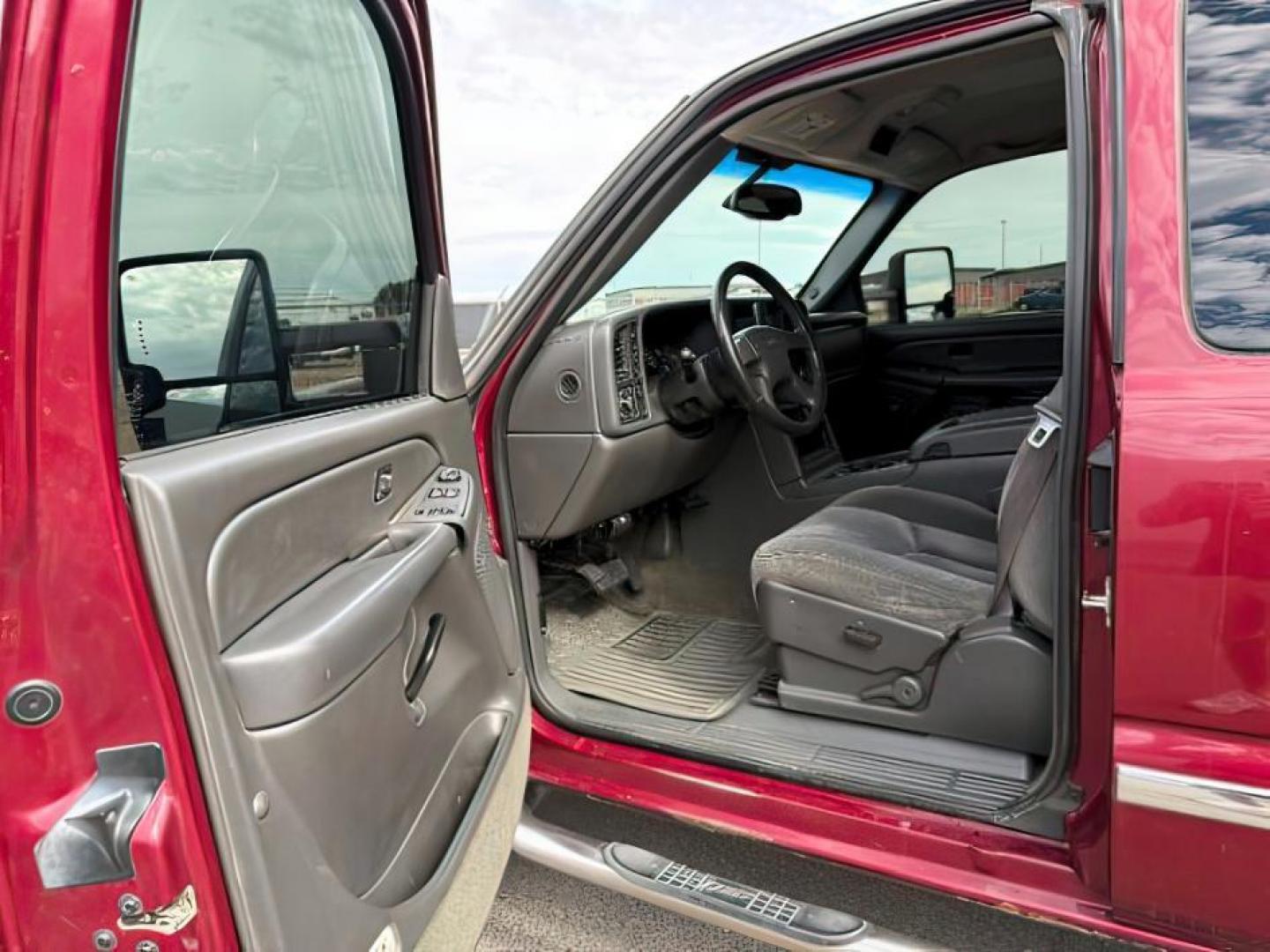 2005 RED /Dark Pewter GMC Sierra 2500HD (1GTHK29295E) with an 66 engine, Automatic transmission, located at 1175 N Woodruff Ave, Idaho Falls, ID, 83401, 43.506901, -111.999657 - At Timberline Auto, finding a great deal on your next vehicle is always easy! Our experienced sales staff's goal is to help find you the right vehicle at the right price! Our knowledgeable finance department has options for almost any credit score. We offer extended service contract options to prote - Photo#9