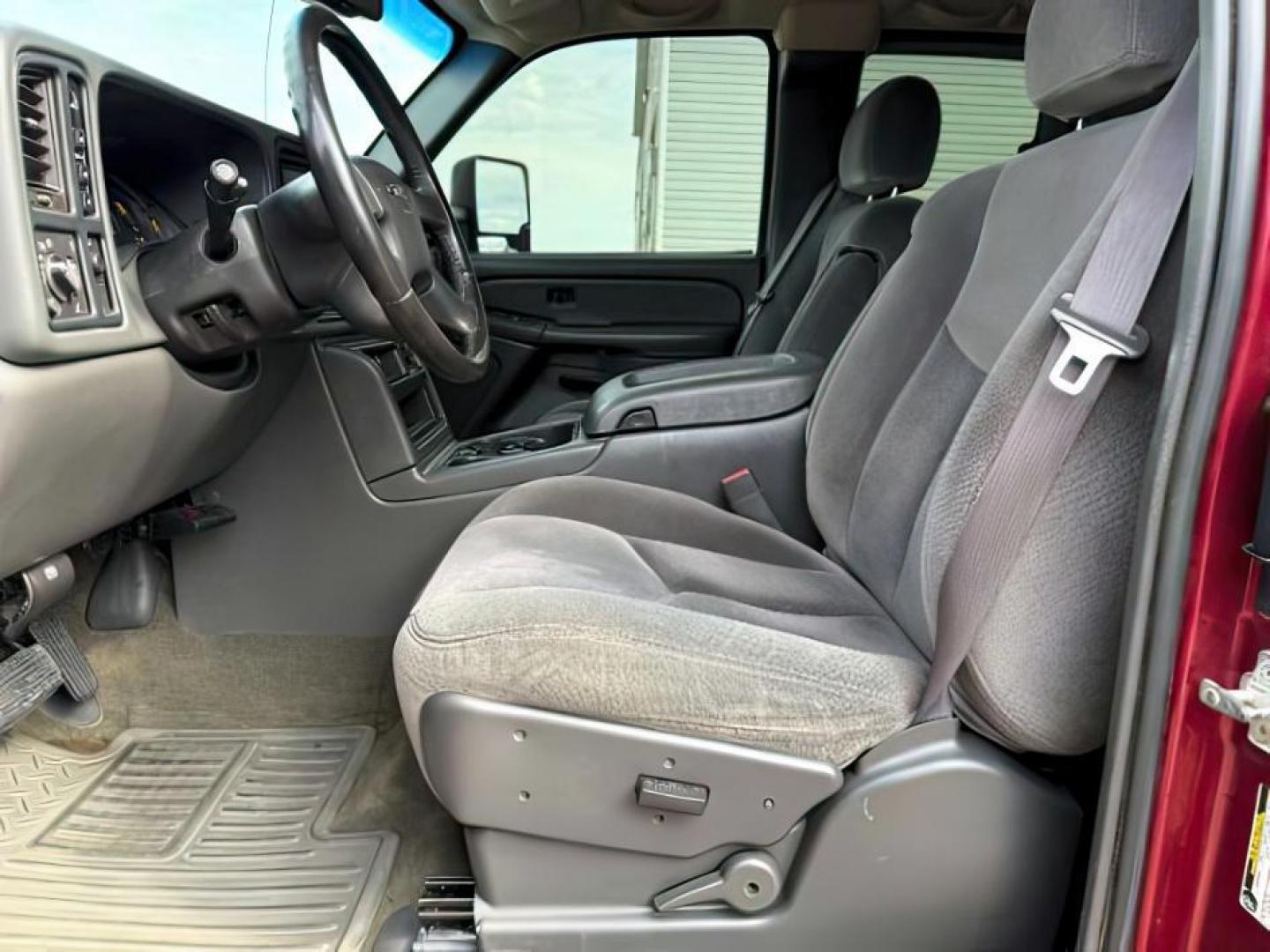 2005 RED /Dark Pewter GMC Sierra 2500HD (1GTHK29295E) with an 66 engine, Automatic transmission, located at 1175 N Woodruff Ave, Idaho Falls, ID, 83401, 43.506901, -111.999657 - At Timberline Auto, finding a great deal on your next vehicle is always easy! Our experienced sales staff's goal is to help find you the right vehicle at the right price! Our knowledgeable finance department has options for almost any credit score. We offer extended service contract options to prote - Photo#10