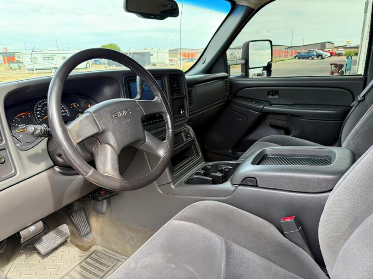 2005 RED /Dark Pewter GMC Sierra 2500HD (1GTHK29295E) with an 66 engine, Automatic transmission, located at 1175 N Woodruff Ave, Idaho Falls, ID, 83401, 43.506901, -111.999657 - At Timberline Auto, finding a great deal on your next vehicle is always easy! Our experienced sales staff's goal is to help find you the right vehicle at the right price! Our knowledgeable finance department has options for almost any credit score. We offer extended service contract options to prote - Photo#11