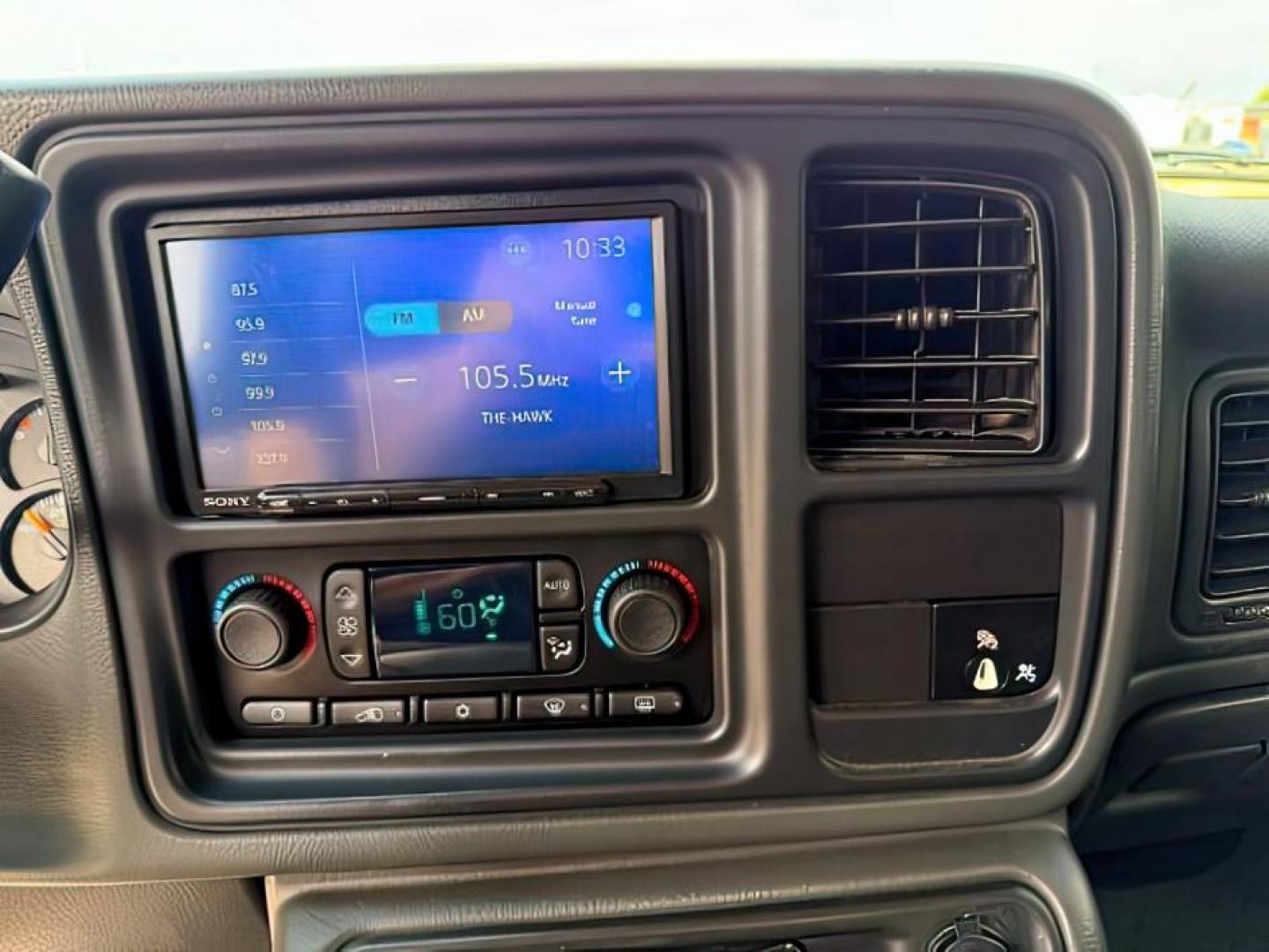 2005 RED /Dark Pewter GMC Sierra 2500HD (1GTHK29295E) with an 66 engine, Automatic transmission, located at 1175 N Woodruff Ave, Idaho Falls, ID, 83401, 43.506901, -111.999657 - At Timberline Auto, finding a great deal on your next vehicle is always easy! Our experienced sales staff's goal is to help find you the right vehicle at the right price! Our knowledgeable finance department has options for almost any credit score. We offer extended service contract options to prote - Photo#13