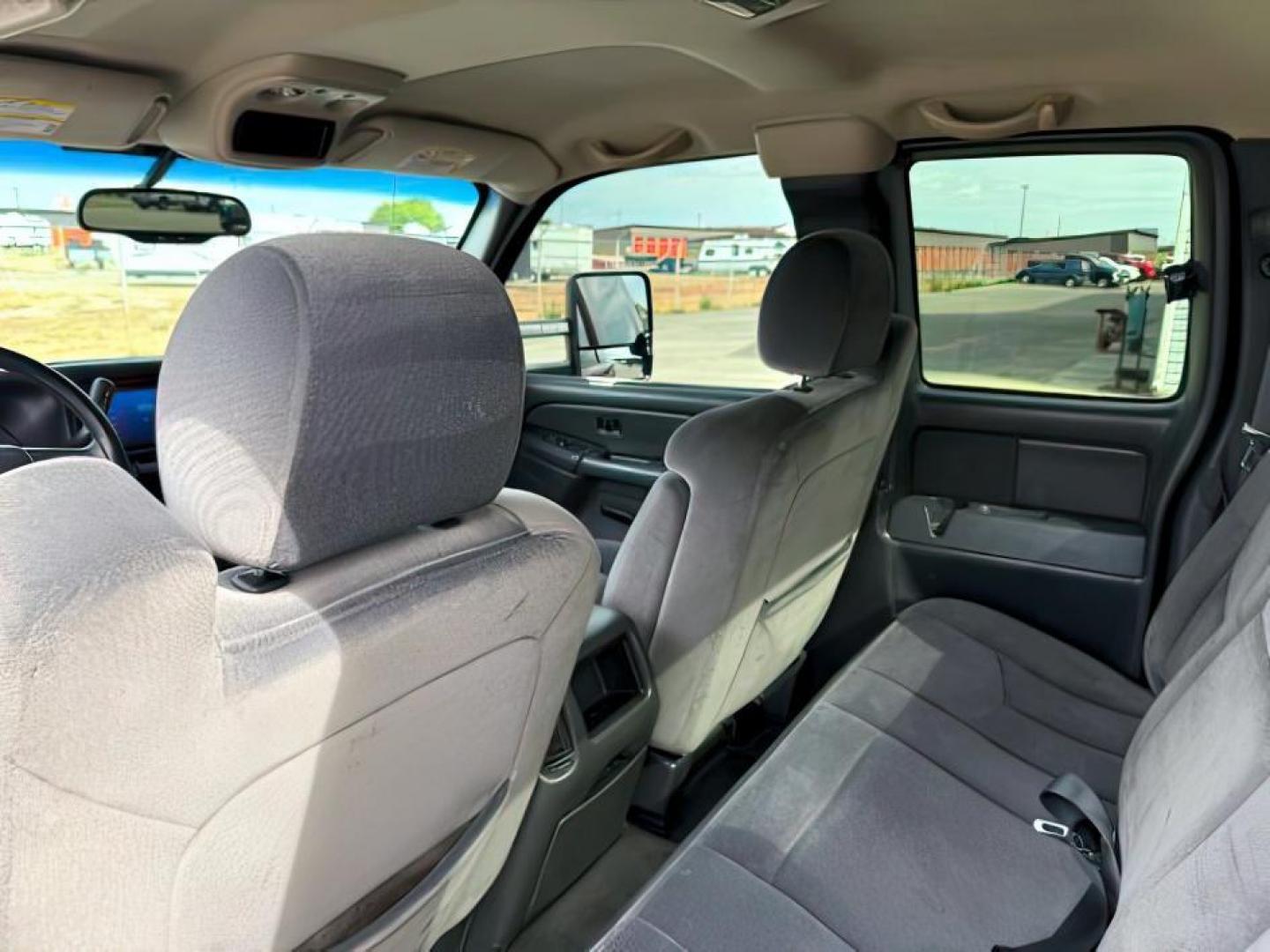 2005 RED /Dark Pewter GMC Sierra 2500HD (1GTHK29295E) with an 66 engine, Automatic transmission, located at 1175 N Woodruff Ave, Idaho Falls, ID, 83401, 43.506901, -111.999657 - At Timberline Auto, finding a great deal on your next vehicle is always easy! Our experienced sales staff's goal is to help find you the right vehicle at the right price! Our knowledgeable finance department has options for almost any credit score. We offer extended service contract options to prote - Photo#17