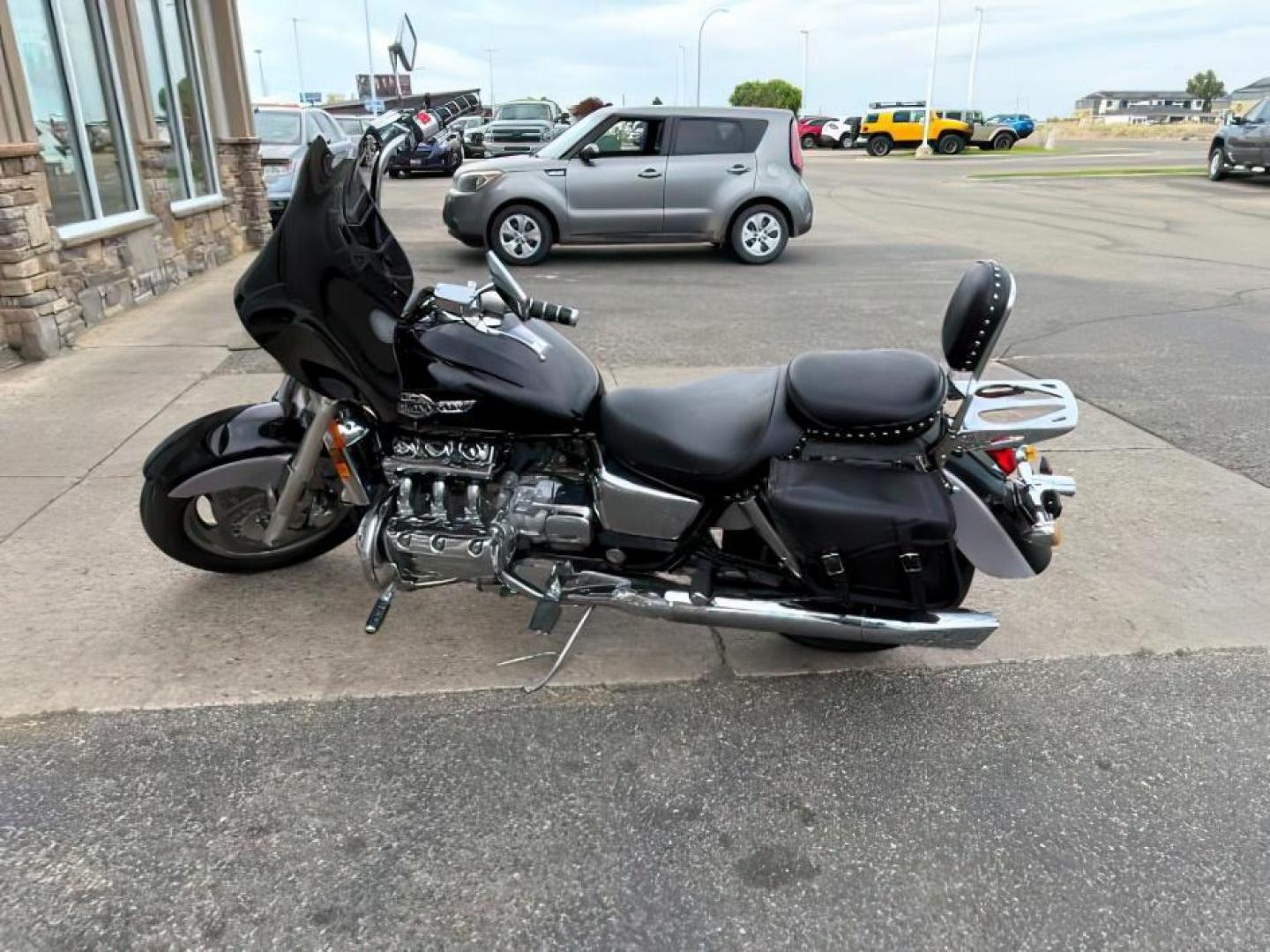 1999 BLACK Honda GL1500C VALKYRIE (1HFSC3400XA) with an 1520 engine, Manual transmission, located at 1175 N Woodruff Ave, Idaho Falls, ID, 83401, 43.506901, -111.999657 - At Timberline Auto, finding a great deal on your next vehicle is always easy! Our experienced sales staff's goal is to help find you the right vehicle at the right price! Our knowledgeable finance department has options for almost any credit score. We offer extended service contract options to prote - Photo#3