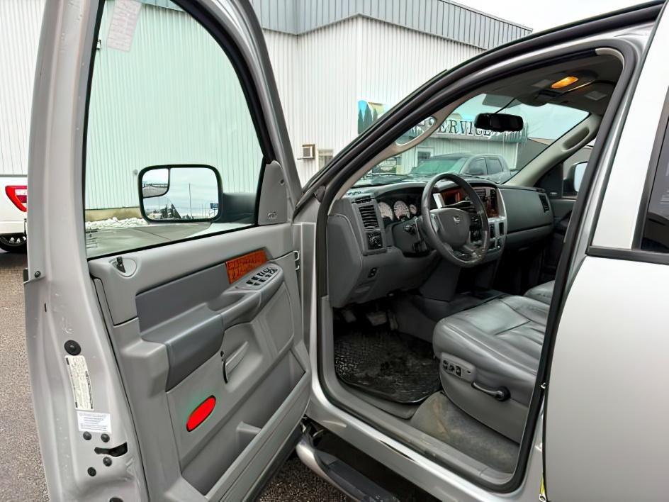 2006 SILVER /Medium Slate Gray Dodge Ram 3500 Laramie (3D7LX39C36G) with an Cummins 5.9L I-6 diesel direct injection engine, AUTOMATIC transmission, located at 1235 N Woodruff Ave., Idaho Falls, 83401, (208) 523-1053, 43.507172, -112.000488 - At Timberline Auto, finding a great deal on your next vehicle is always easy! Our experienced sales staff's goal is to help find you the right vehicle at the right price! Our knowledgeable finance department has options for almost any credit score. We offer extended service contract options to prote - Photo#10