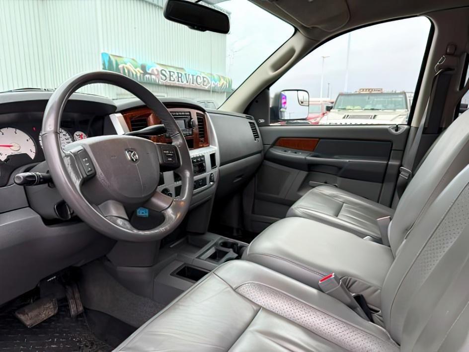 2006 SILVER /Medium Slate Gray Dodge Ram 3500 Laramie (3D7LX39C36G) with an Cummins 5.9L I-6 diesel direct injection engine, AUTOMATIC transmission, located at 1235 N Woodruff Ave., Idaho Falls, 83401, (208) 523-1053, 43.507172, -112.000488 - At Timberline Auto, finding a great deal on your next vehicle is always easy! Our experienced sales staff's goal is to help find you the right vehicle at the right price! Our knowledgeable finance department has options for almost any credit score. We offer extended service contract options to prote - Photo#12