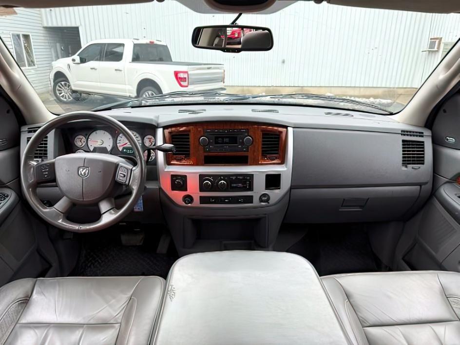 2006 SILVER /Medium Slate Gray Dodge Ram 3500 Laramie (3D7LX39C36G) with an Cummins 5.9L I-6 diesel direct injection engine, AUTOMATIC transmission, located at 1235 N Woodruff Ave., Idaho Falls, 83401, (208) 523-1053, 43.507172, -112.000488 - At Timberline Auto, finding a great deal on your next vehicle is always easy! Our experienced sales staff's goal is to help find you the right vehicle at the right price! Our knowledgeable finance department has options for almost any credit score. We offer extended service contract options to prote - Photo#19
