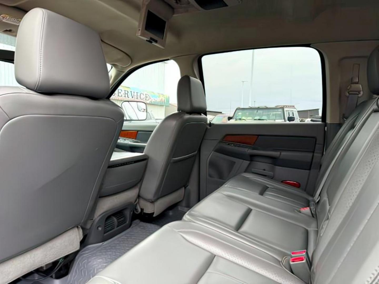 2006 SILVER /Medium Slate Gray Dodge Ram 3500 (3D7LX39C36G) with an Cummins 59L I-6 diesel direct injection engine, Automatic transmission, located at 1175 N Woodruff Ave, Idaho Falls, ID, 83401, 43.506901, -111.999657 - At Timberline Auto, finding a great deal on your next vehicle is always easy! Our experienced sales staff's goal is to help find you the right vehicle at the right price! Our knowledgeable finance department has options for almost any credit score. We offer extended service contract options to prote - Photo#20