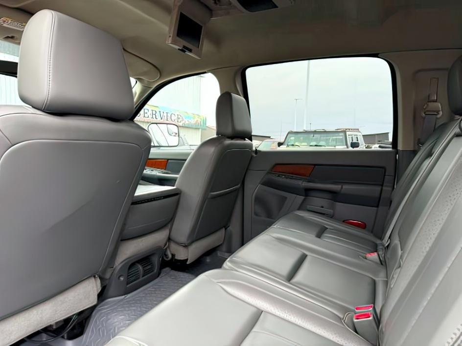 2006 SILVER /Medium Slate Gray Dodge Ram 3500 Laramie (3D7LX39C36G) with an Cummins 5.9L I-6 diesel direct injection engine, AUTOMATIC transmission, located at 1235 N Woodruff Ave., Idaho Falls, 83401, (208) 523-1053, 43.507172, -112.000488 - At Timberline Auto, finding a great deal on your next vehicle is always easy! Our experienced sales staff's goal is to help find you the right vehicle at the right price! Our knowledgeable finance department has options for almost any credit score. We offer extended service contract options to prote - Photo#20