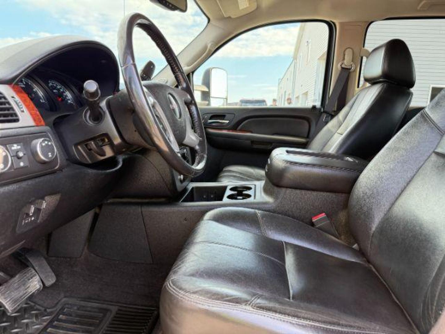 2009 Onyx Black /Ebony GMC Sierra 2500HD SLT (1GTHK43669F) with an 6.6 engine, AUTOMATIC transmission, located at 1235 N Woodruff Ave., Idaho Falls, 83401, (208) 523-1053, 43.507172, -112.000488 - At Timberline Auto, finding a great deal on your next vehicle is always easy! Our experienced sales staff's goal is to help find you the right vehicle at the right price! Our knowledgeable finance department has options for almost any credit score. We offer extended service contract options to prote - Photo#32