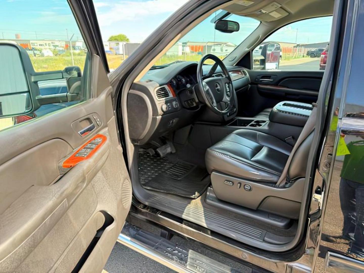 2009 Onyx Black /Ebony GMC Sierra 2500HD SLT (1GTHK43669F) with an 6.6 engine, AUTOMATIC transmission, located at 1235 N Woodruff Ave., Idaho Falls, 83401, (208) 523-1053, 43.507172, -112.000488 - At Timberline Auto, finding a great deal on your next vehicle is always easy! Our experienced sales staff's goal is to help find you the right vehicle at the right price! Our knowledgeable finance department has options for almost any credit score. We offer extended service contract options to prote - Photo#10