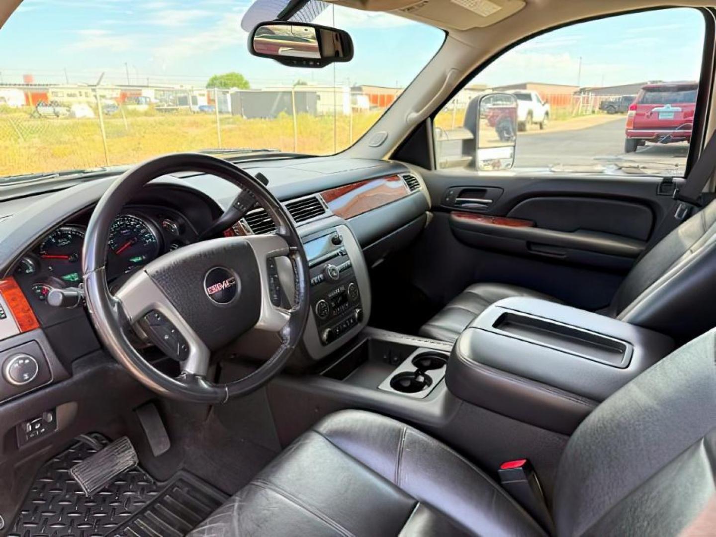 2009 Onyx Black /Ebony GMC Sierra 2500HD SLT (1GTHK43669F) with an 6.6 engine, AUTOMATIC transmission, located at 1235 N Woodruff Ave., Idaho Falls, 83401, (208) 523-1053, 43.507172, -112.000488 - At Timberline Auto, finding a great deal on your next vehicle is always easy! Our experienced sales staff's goal is to help find you the right vehicle at the right price! Our knowledgeable finance department has options for almost any credit score. We offer extended service contract options to prote - Photo#12