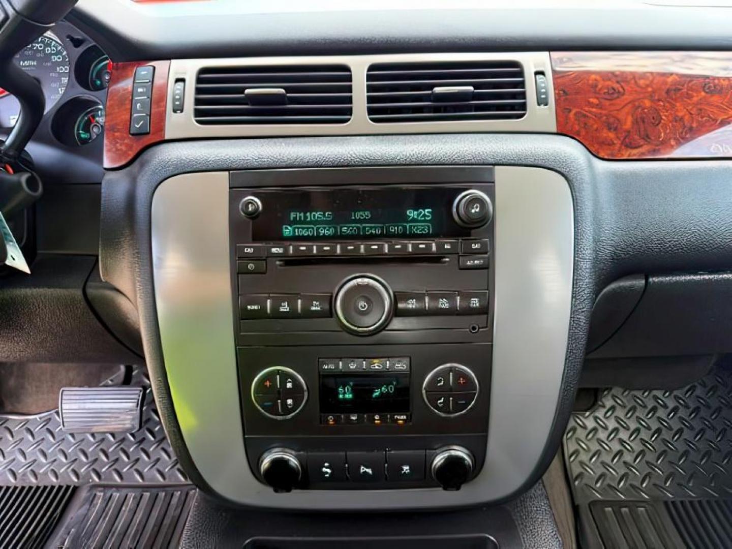 2009 Onyx Black /Ebony GMC Sierra 2500HD SLT (1GTHK43669F) with an 6.6 engine, AUTOMATIC transmission, located at 1235 N Woodruff Ave., Idaho Falls, 83401, (208) 523-1053, 43.507172, -112.000488 - At Timberline Auto, finding a great deal on your next vehicle is always easy! Our experienced sales staff's goal is to help find you the right vehicle at the right price! Our knowledgeable finance department has options for almost any credit score. We offer extended service contract options to prote - Photo#14