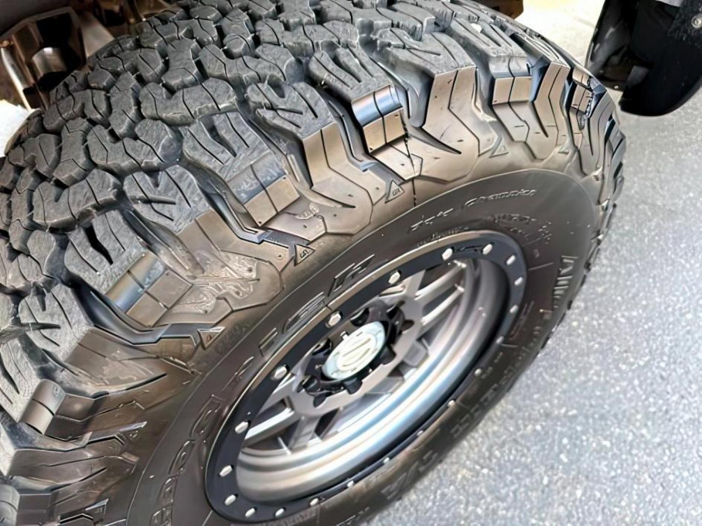 1999 BLACK /LEATHER Ford Super Duty F-250 (1FTNW21F5XE) with an 73L engine, Automatic transmission, located at 1175 N Woodruff Ave, Idaho Falls, ID, 83401, 43.506901, -111.999657 - At Timberline Auto, finding a great deal on your next vehicle is always easy! Our experienced sales staff's goal is to help find you the right vehicle at the right price! Our knowledgeable finance department has options for almost any credit score. We offer extended service contract options to prote - Photo#9