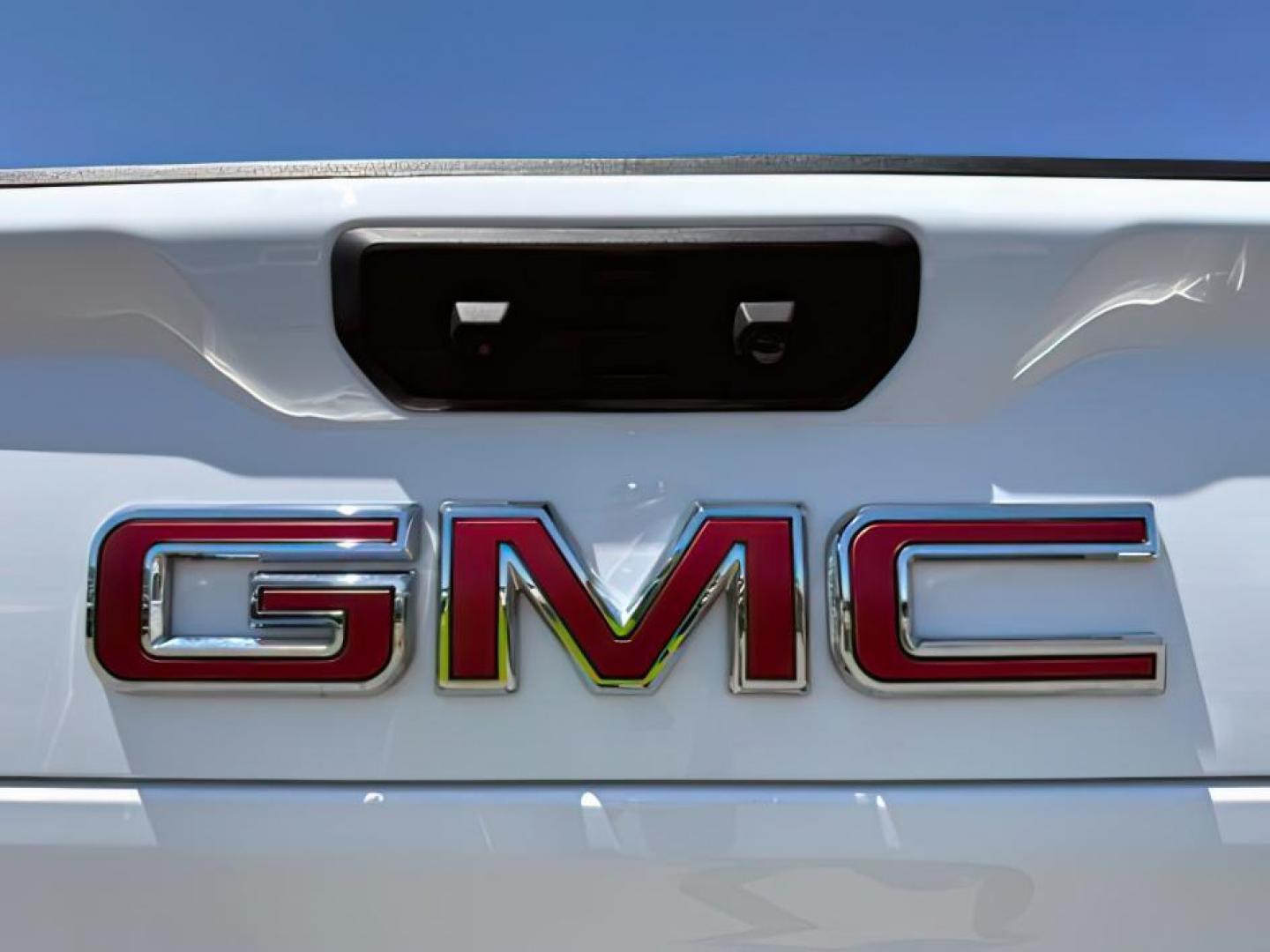 2023 WHITE /CLOTH GMC Sierra 2500HD SLE (1GT59ME77PF) with an 6.6 engine, AUTOMATIC transmission, located at 1235 N Woodruff Ave., Idaho Falls, 83401, (208) 523-1053, 43.507172, -112.000488 - At Timberline Auto, finding a great deal on your next vehicle is always easy! Our experienced sales staff's goal is to help find you the right vehicle at the right price! Our knowledgeable finance department has options for almost any credit score. We offer extended service contract options to prote - Photo#4