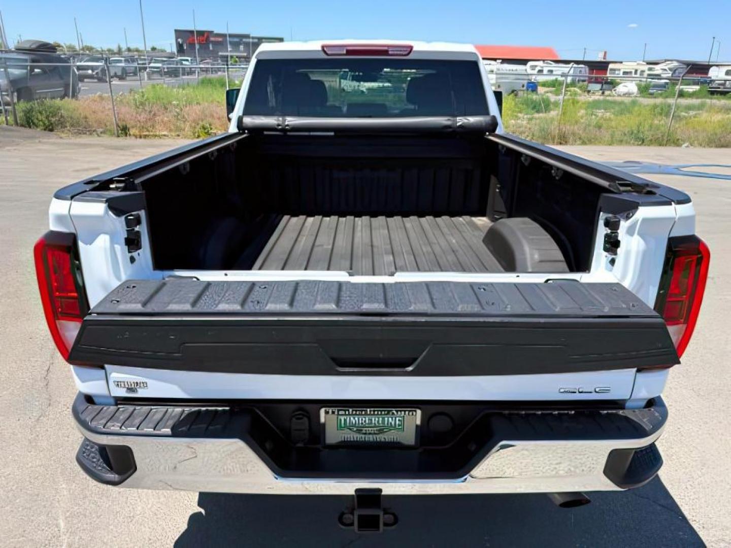 2023 WHITE /CLOTH GMC Sierra 2500HD SLE (1GT59ME77PF) with an 6.6 engine, AUTOMATIC transmission, located at 1235 N Woodruff Ave., Idaho Falls, 83401, (208) 523-1053, 43.507172, -112.000488 - At Timberline Auto, finding a great deal on your next vehicle is always easy! Our experienced sales staff's goal is to help find you the right vehicle at the right price! Our knowledgeable finance department has options for almost any credit score. We offer extended service contract options to prote - Photo#5