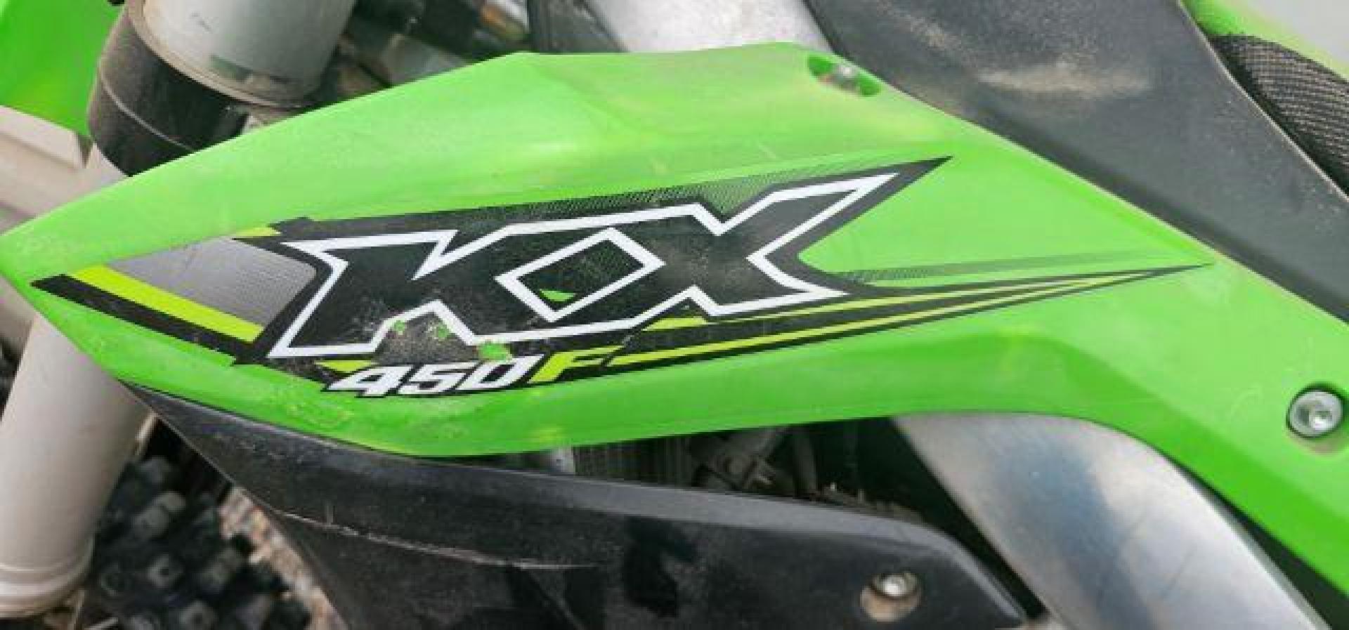 2017 GREEN KAWASAKI KX450 MB (JKAKXGHC2HA) , AUTOMATIC transmission, located at 1235 N Woodruff Ave., Idaho Falls, 83401, (208) 523-1053, 43.507172, -112.000488 - At Timberline Auto, finding a great deal on your next vehicle is always easy! Our experienced sales staff's goal is to help find you the right vehicle at the right price! Our knowledgeable finance department has options for almost any credit score. We offer extended service contract options to prote - Photo#2