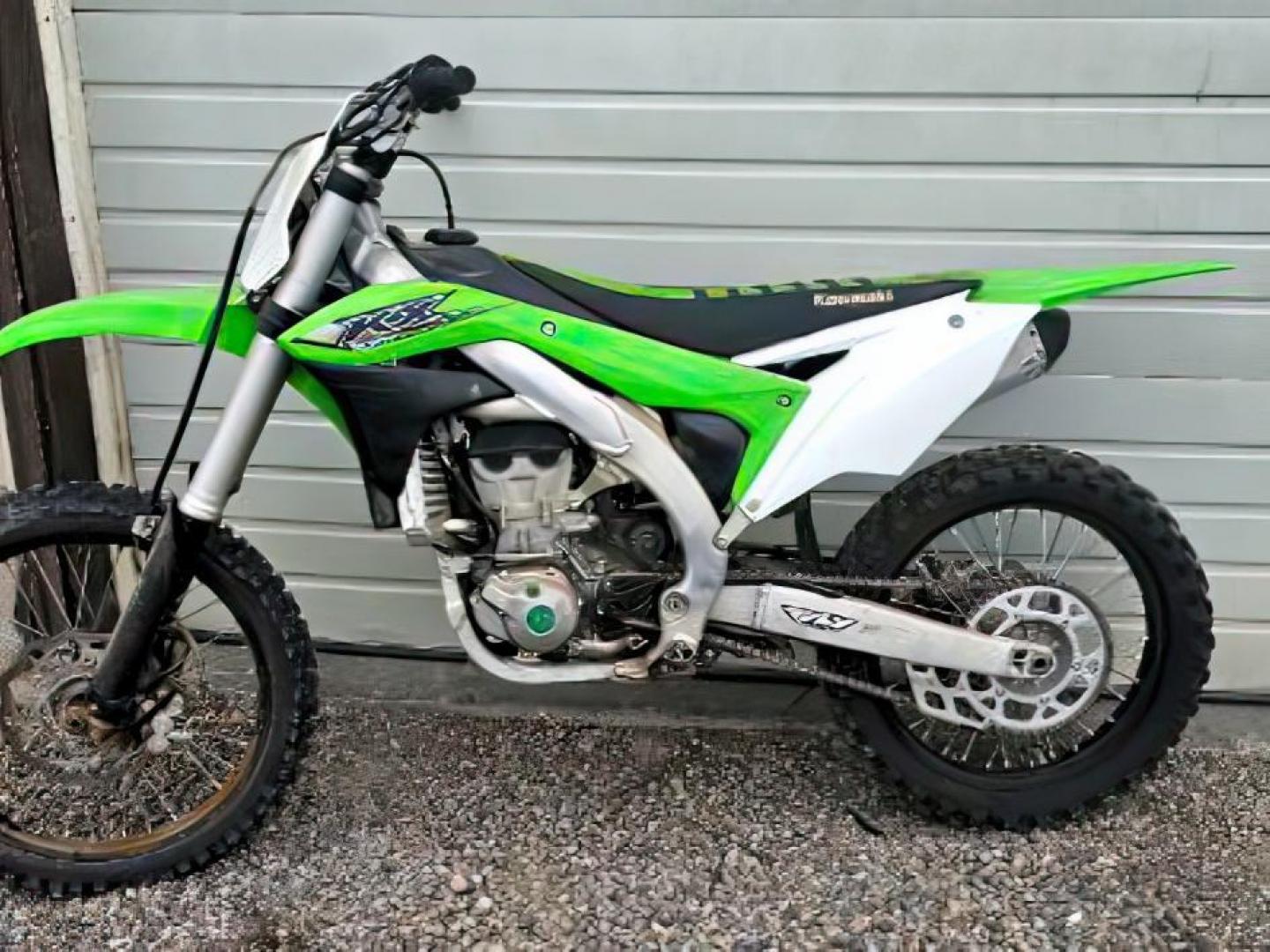 2017 GREEN KAWASAKI KX450 MB (JKAKXGHC2HA) , AUTOMATIC transmission, located at 1235 N Woodruff Ave., Idaho Falls, 83401, (208) 523-1053, 43.507172, -112.000488 - At Timberline Auto, finding a great deal on your next vehicle is always easy! Our experienced sales staff's goal is to help find you the right vehicle at the right price! Our knowledgeable finance department has options for almost any credit score. We offer extended service contract options to prote - Photo#1