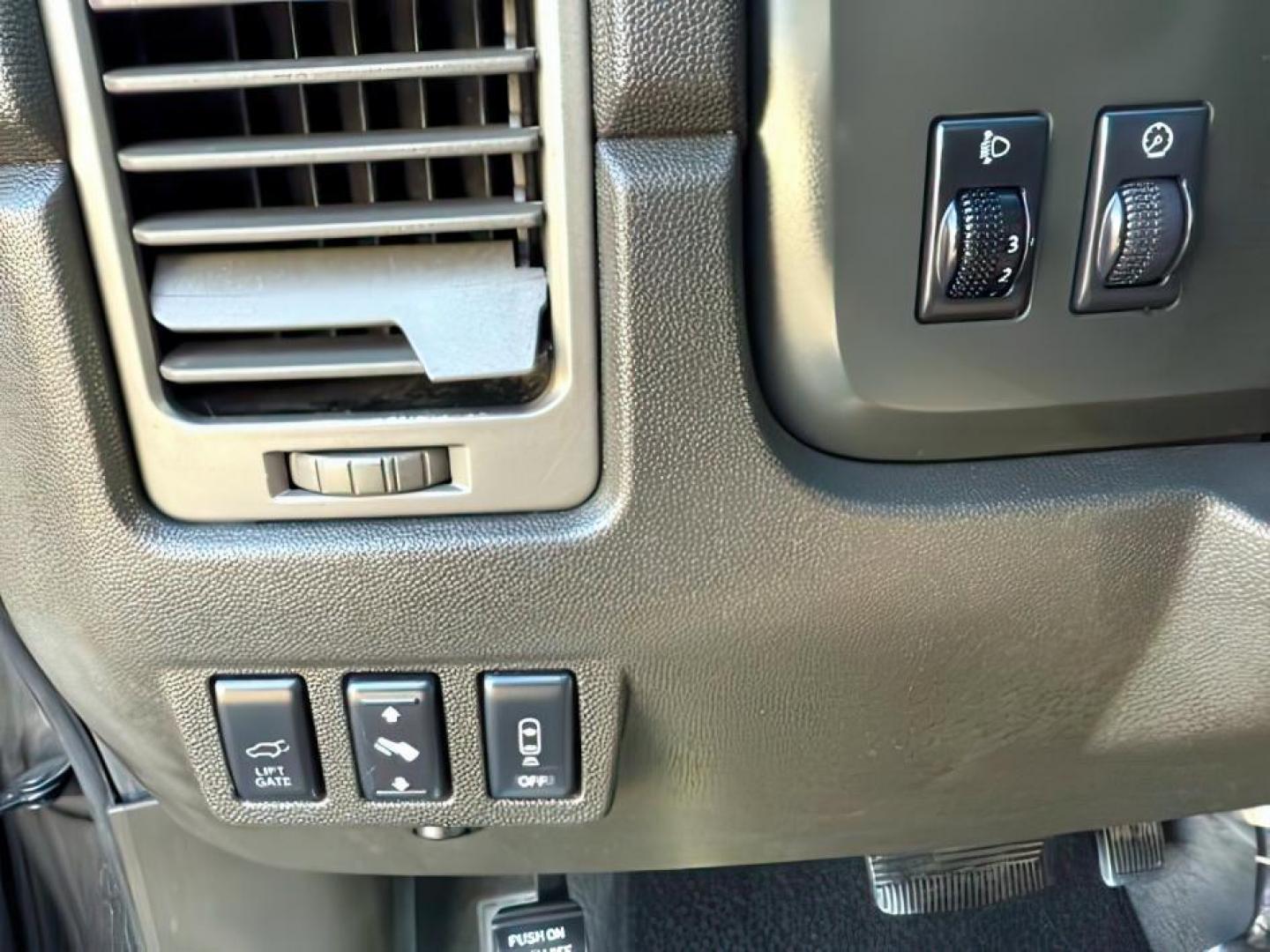 2005 SILVER /CLOTH Infiniti QX56 (5N3AA08C45N) with an 56 engine, Automatic transmission, located at 1175 N Woodruff Ave, Idaho Falls, ID, 83401, 43.506901, -111.999657 - Photo#18