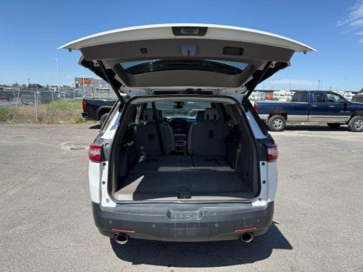 2018 Summit White /Dark Atmosphere/Medium Ash Gray Chevrolet Traverse (1GNEVHKW7JJ) with an 36L V-6 gasoline direct injection engine, Automatic transmission, located at 1175 N Woodruff Ave, Idaho Falls, ID, 83401, 43.506901, -111.999657 - At Timberline Auto, finding a great deal on your next vehicle is always easy! Our experienced sales staff's goal is to help find you the right vehicle at the right price! Our knowledgeable finance department has options for almost any credit score. We offer extended service contract options to prote - Photo#30