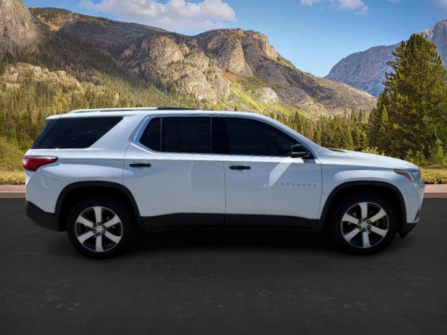 2018 Summit White /Dark Atmosphere/Medium Ash Gray Chevrolet Traverse (1GNEVHKW7JJ) with an 36L V-6 gasoline direct injection engine, Automatic transmission, located at 1175 N Woodruff Ave, Idaho Falls, ID, 83401, 43.506901, -111.999657 - At Timberline Auto, finding a great deal on your next vehicle is always easy! Our experienced sales staff's goal is to help find you the right vehicle at the right price! Our knowledgeable finance department has options for almost any credit score. We offer extended service contract options to prote - Photo#8